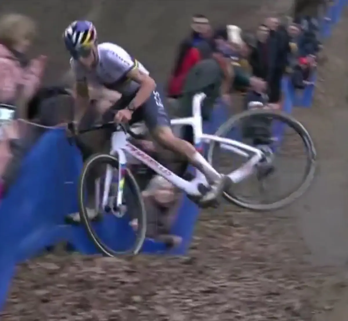 VÍDEO: LO MEJOR DE 2023: La salvaje caída de Tom Pidcock, las celebraciones de Thibaut Pinot, los gritos de Remco Evenepoel ¡y mucho más!