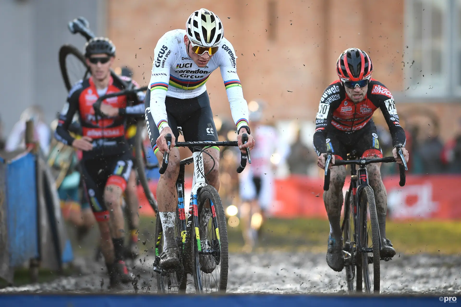 Más críticas al público de la Copa del Mundo de Hulst tras las acusaciones de lanzar orina a Mathieu van der Poel: "Dos fotógrafos fueron empujados al agua"