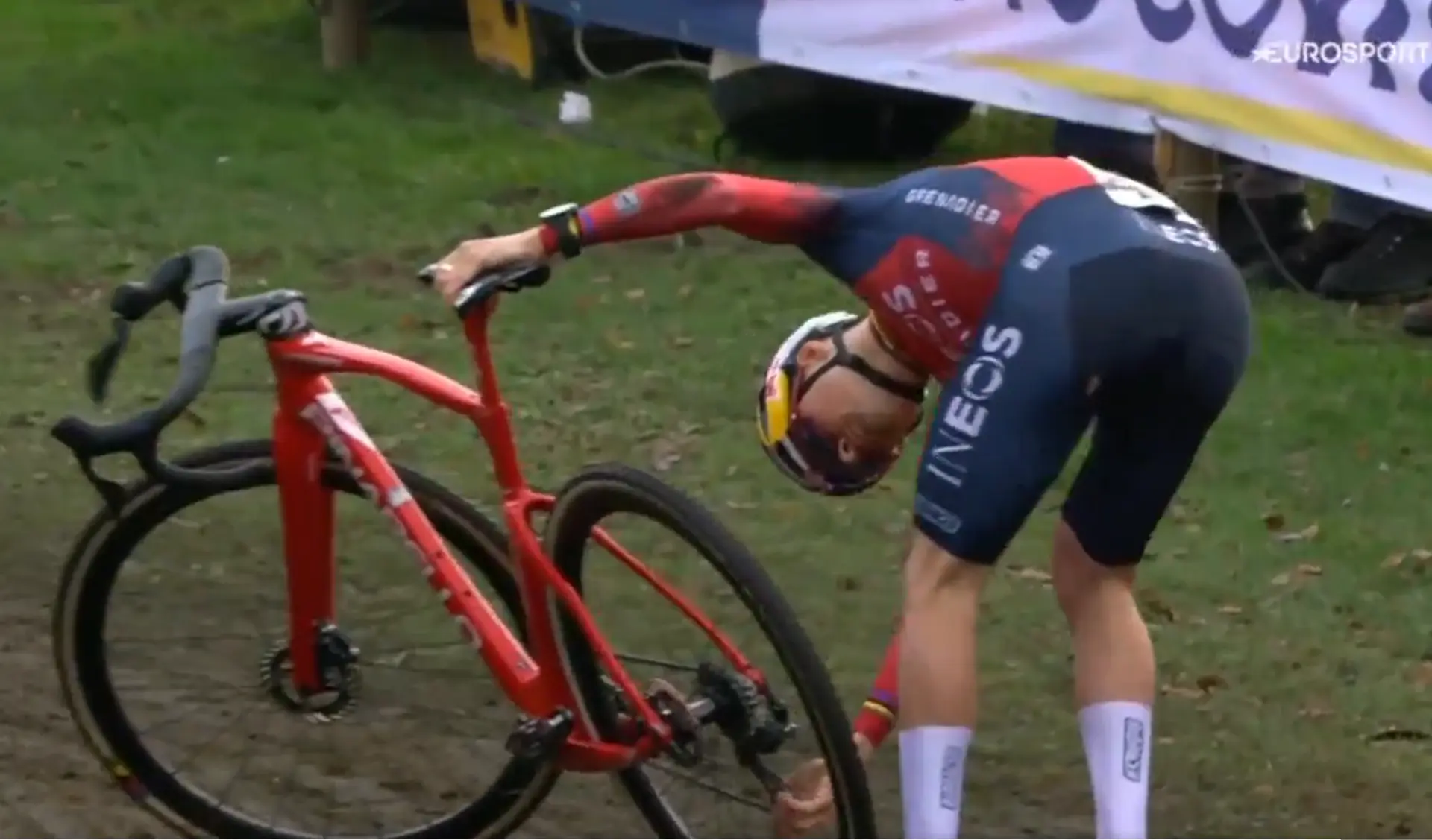 VÍDEO: Un destrozo en su bicicleta hunde a Tom Pidcock en el inicio de la Copa del Mundo de Hulst