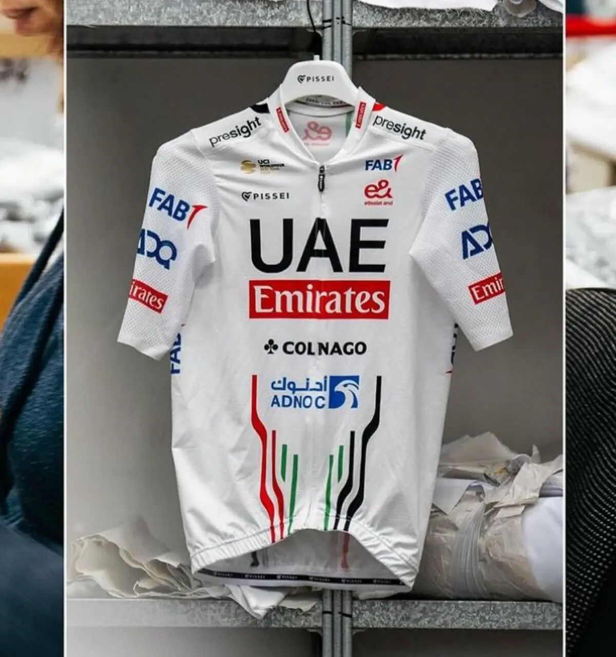 Tadej Pogacar encabeza la presentación del maillot del UAE Team Emirates para la temporada 2024