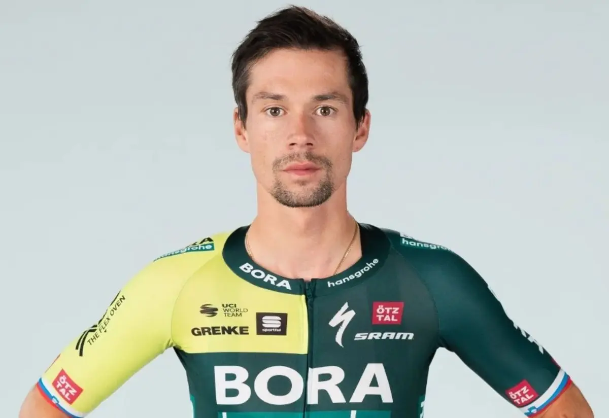 Nairo Quintana, Primoz Roglic y Felipe Orts, entre otros, posan con sus nuevas equipaciones