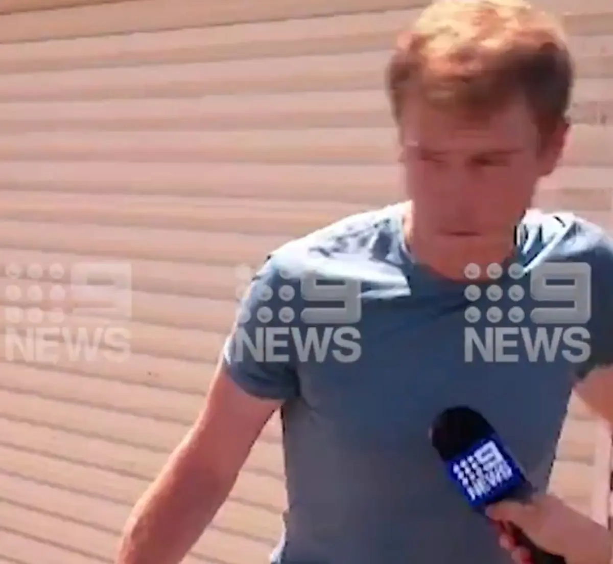 VÍDEO: Un grupo de periodistas capta en directo a Rohan Dennis, acusado de provocar la muerte de Melissa Hoskins, saliendo de su casa