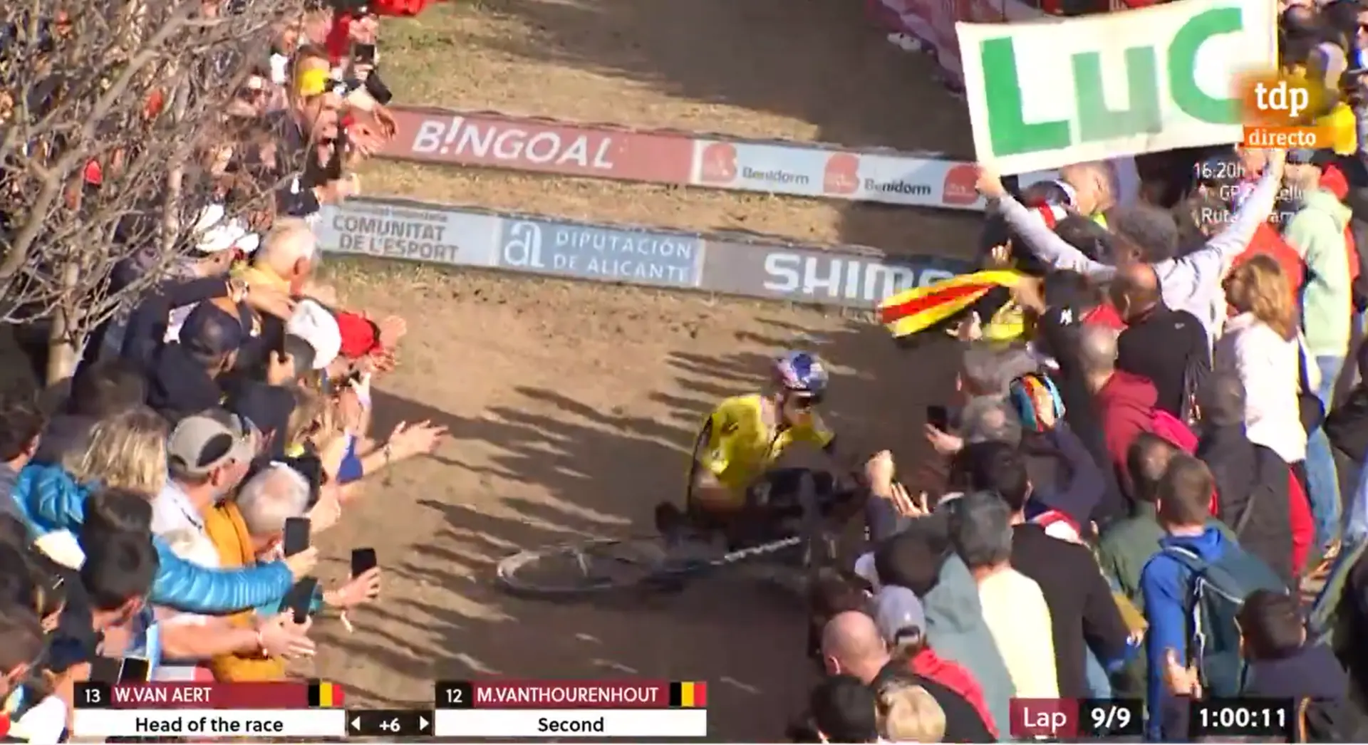 VÍDEO: ¡La infartante recta final de Wout van Aert en Benidorm! Obligado a celebrar la victoria sin sillín tras un accidente