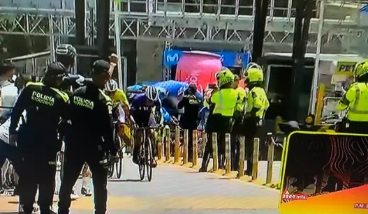 Lamentable imagen en el final del Tour Colombia 2024: La Policía, pillada grabando la carrera en vez de controlar al público que entorpecía a los ciclistas