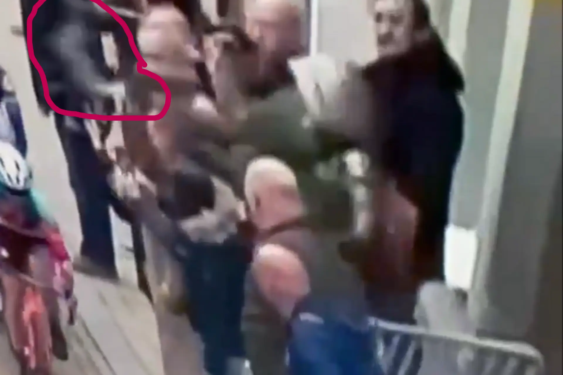 VÍDEO: Vergonzosa escena en la Omloop Het Nieuwsblad WE cuando un espectador arroja un líquido sobre las ciclistas