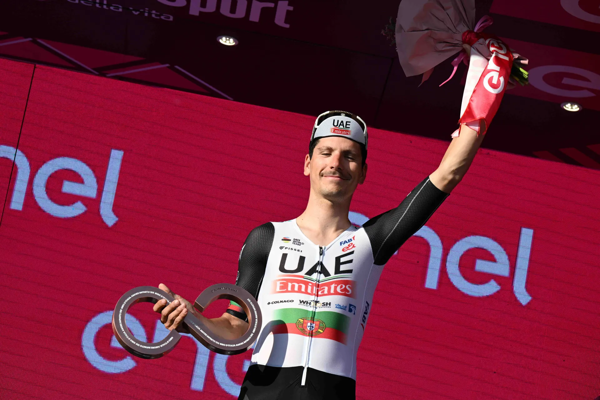Brutal triunfo de João Almeida tras reventar a Adam Yates mientras Enric Mas se hunde en la minietapa de 42 km de la Vuelta a Suiza