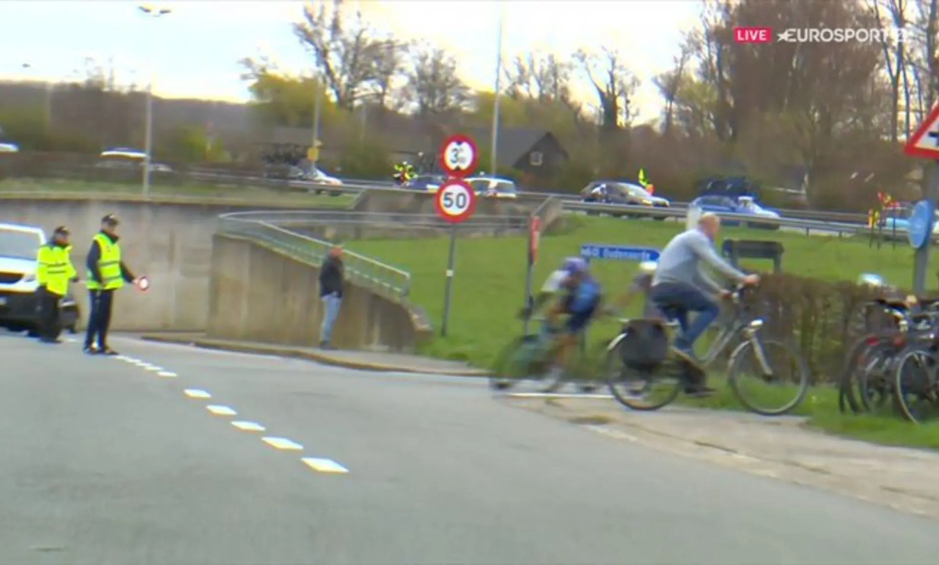 VÍDEO: ¡Un loco cruza la carretera en bici justo antes de que el pelotón cruzara en la Nokere Koerse!