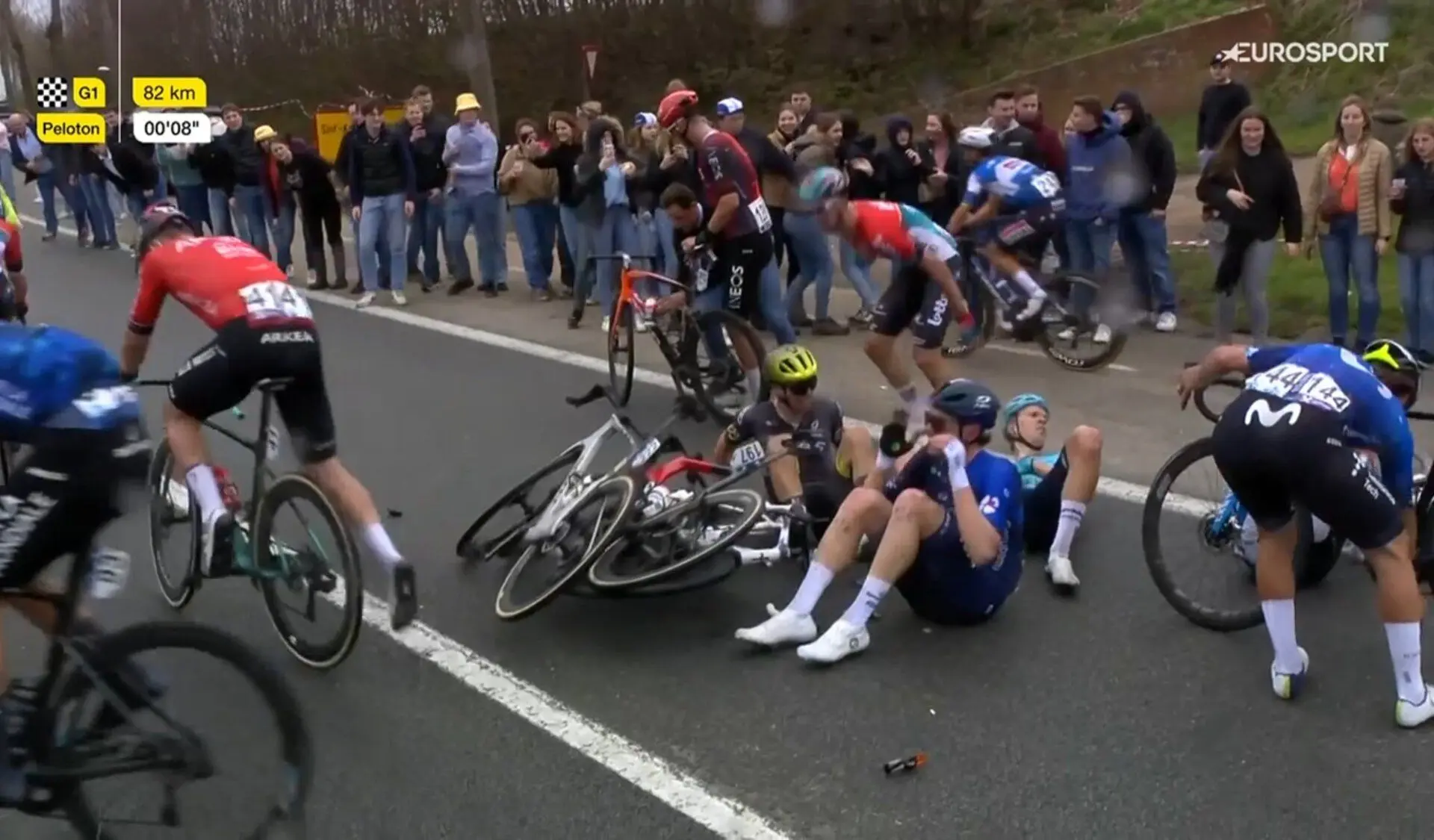 VÍDEO: Cees Bol es brutalmente atropellado por un espectador en el Tour de Flandes 2024