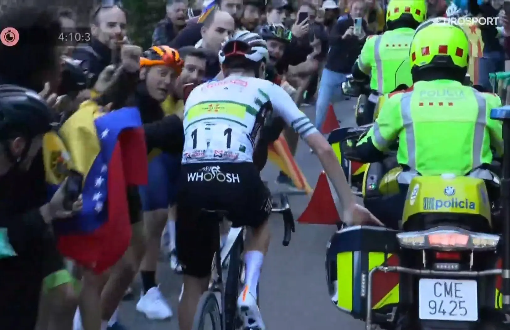 VÍDEO: Tadej Pogacar se harta y golpea una moto que le bloqueaba el paso en la subida final de la Volta a Catalunya
