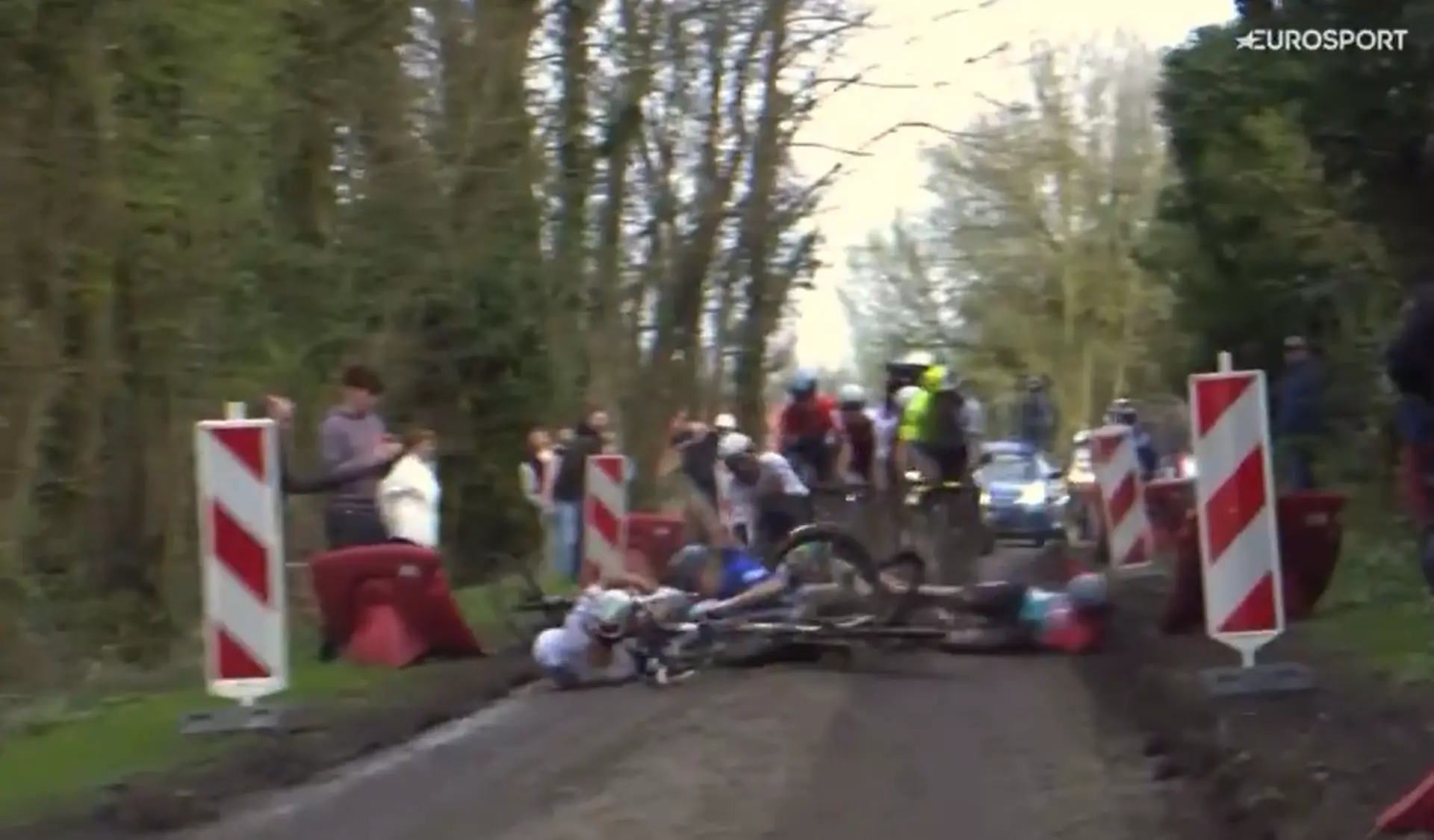 VÍDEO: ¡Brutal caída de Stefan Kung que aniquiló a los favoritos como Sebastián Molano y Arnaud de Lie en el Grand Prix de Denain!