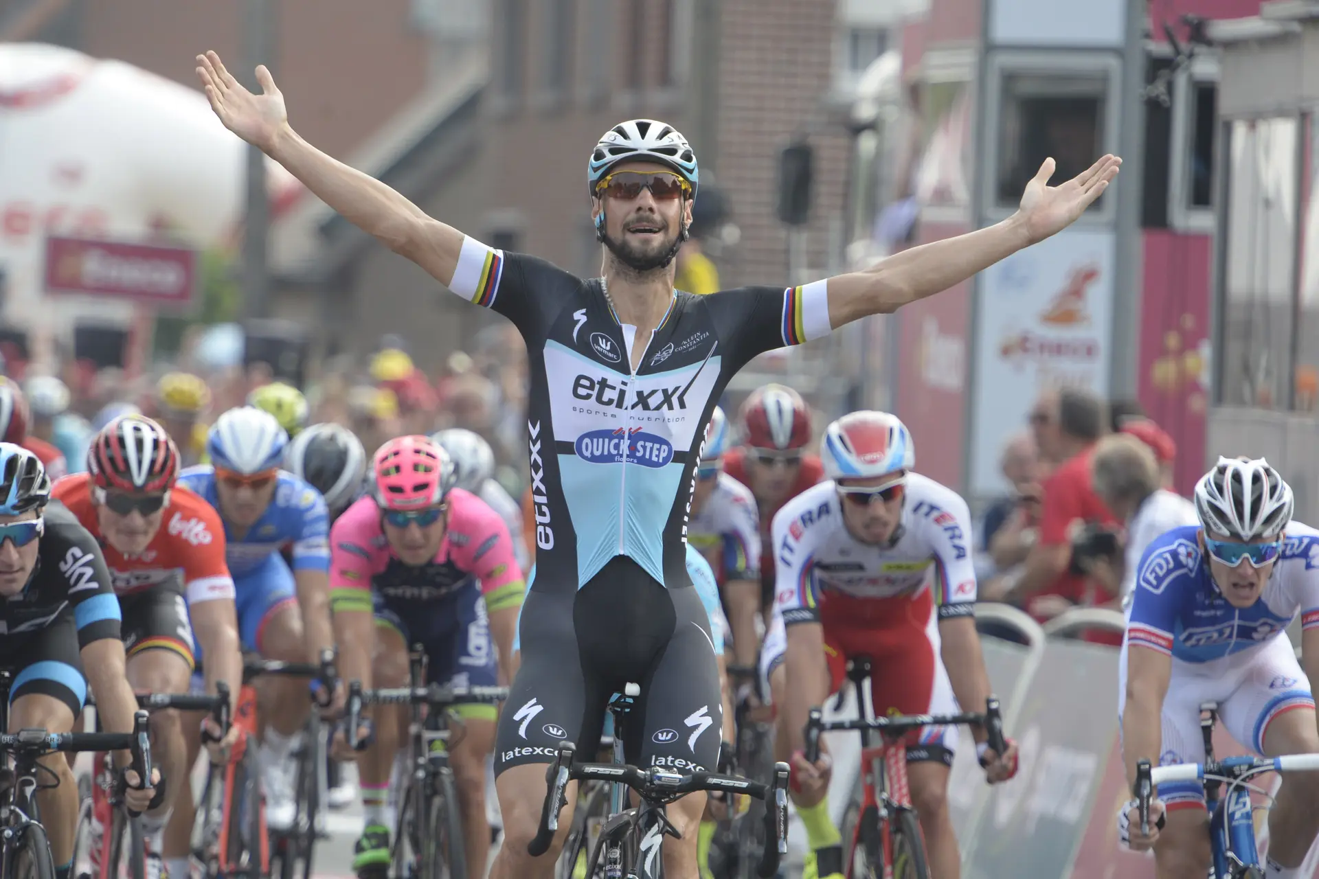 Tom Boonen celebra una victoria con los brazos en alto
