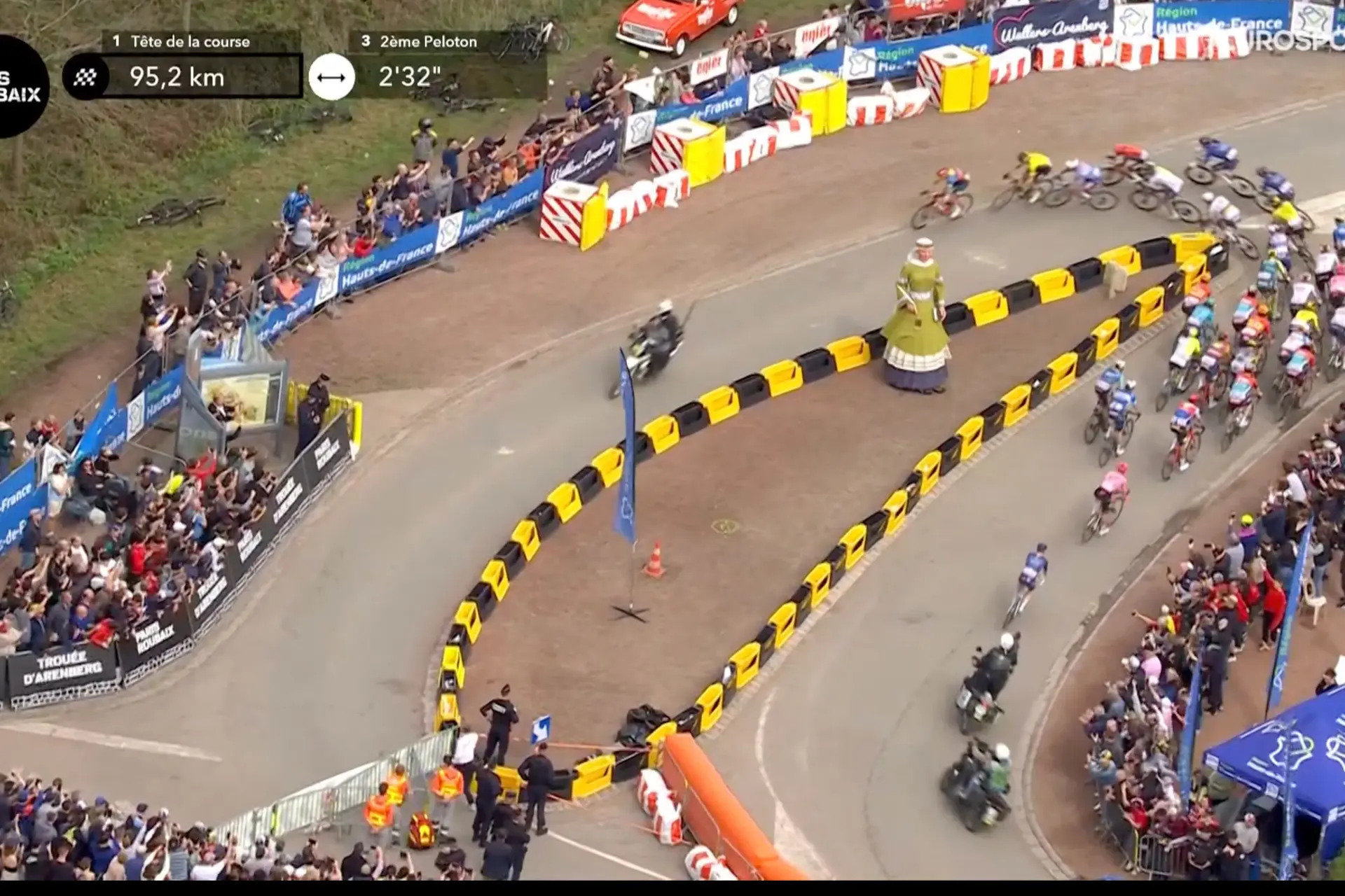En vivo la París-Roubaix 2024: La chicane funciona; el pelotón principal entra en el Arenberg sin accidentes