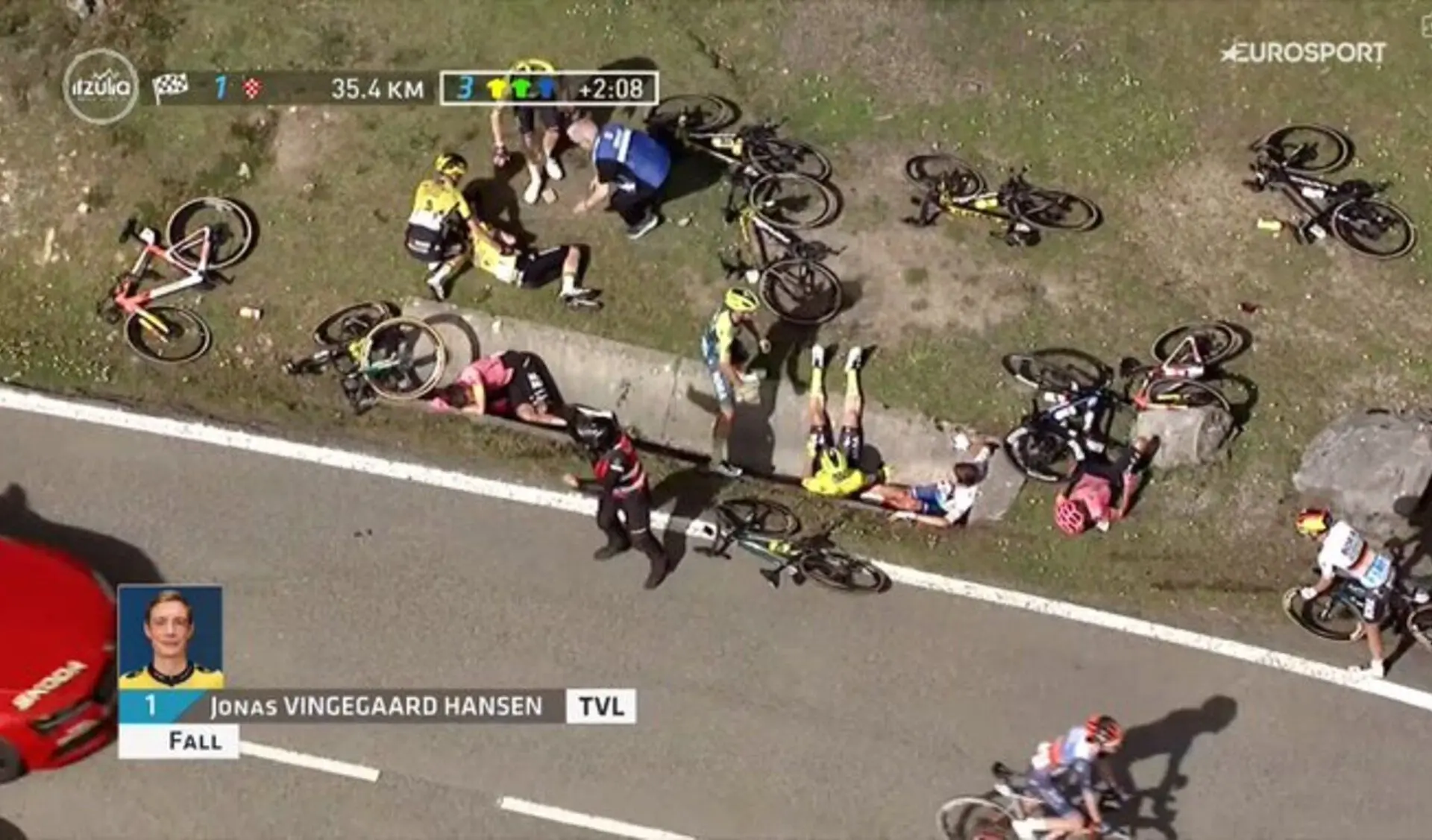 Unas fotos de un aficionado revelan los baches en el camino que llevaron al terrible accidente de Vingegaard, Roglic y Evenepoel en la Itzulia