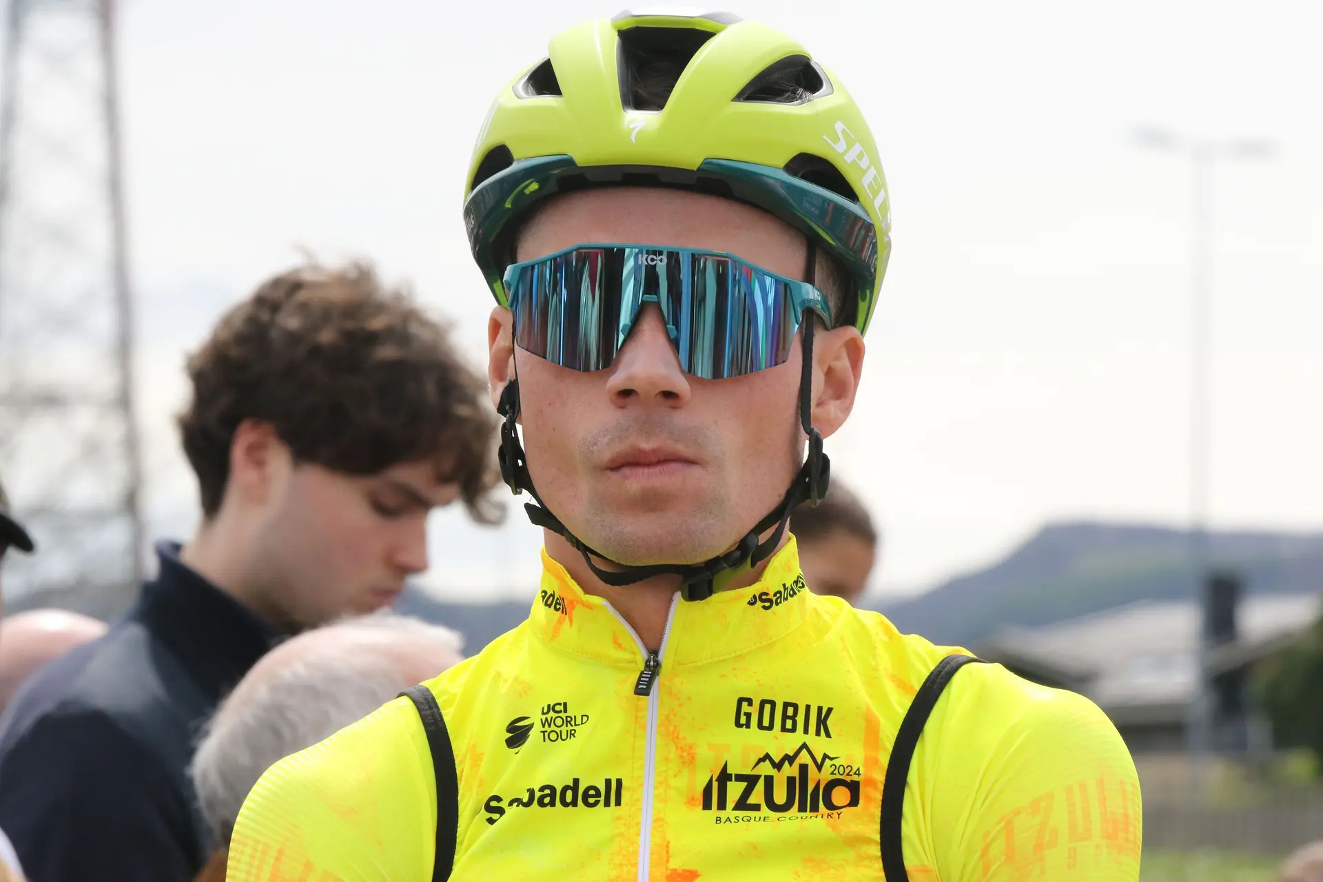 Primoz Roglic, vendado, bromea sobre su defensa del liderato de la Itzulia: "He sobrevivido a la noche, es lo más importante"