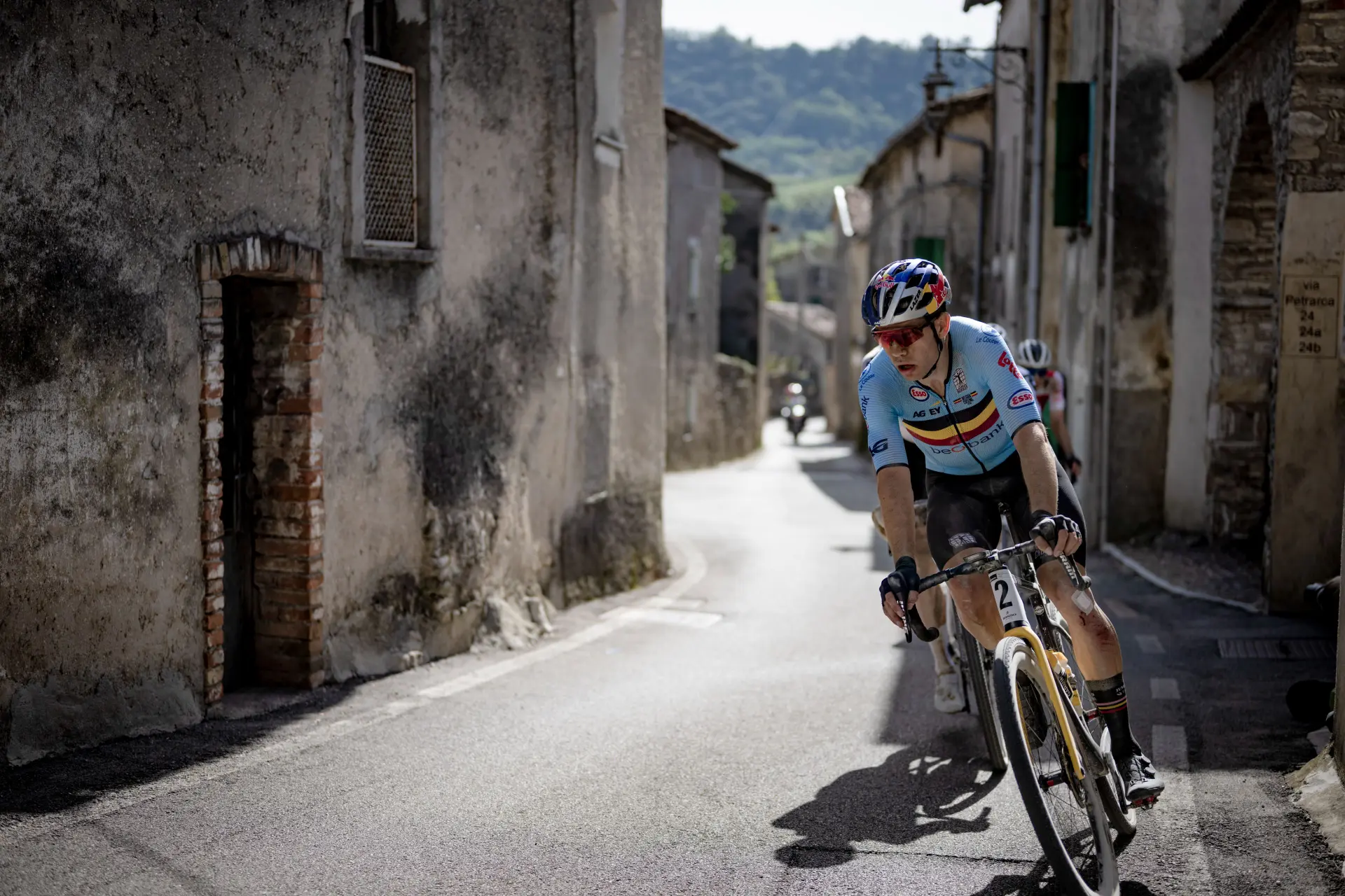 Wout van Aert vuelve a la actividad después de su brutal caída: "Quedarse quieto es retroceder"