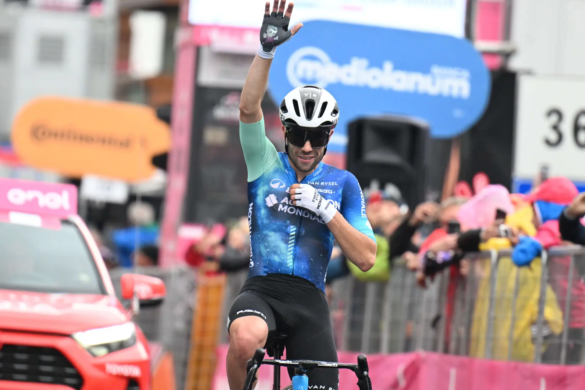 ¡Andrea Vendrame se lleva una etapa increíble en la Tirreno Adriático! Muy bien Juan Ayuso
