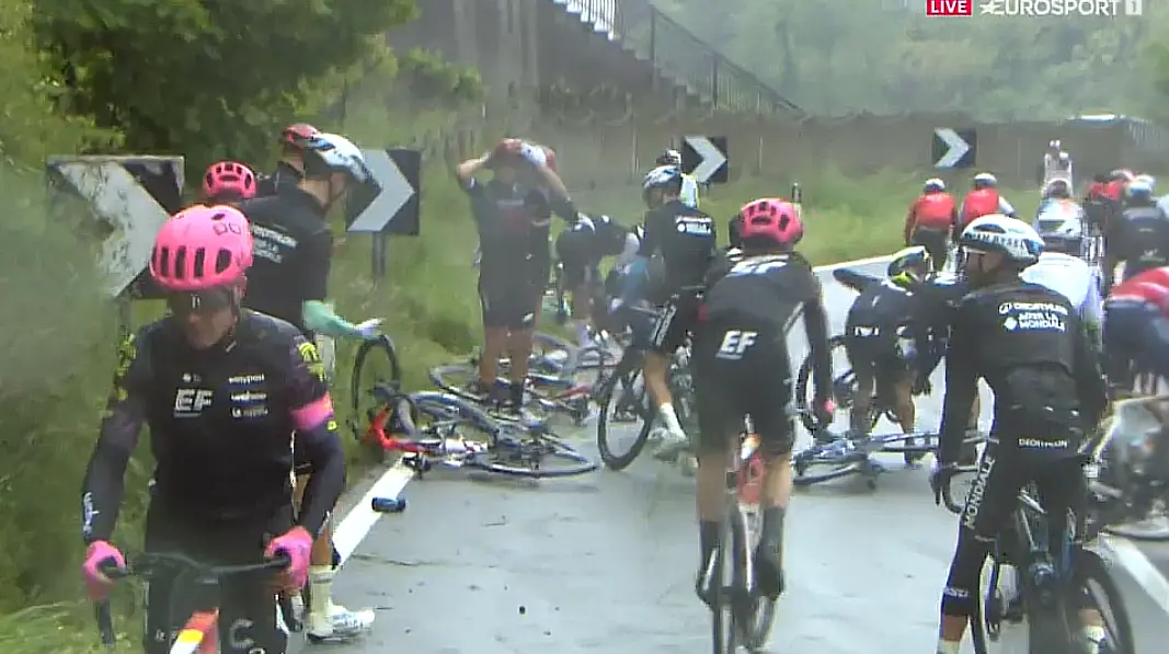 Etapa 4 Giro de Italia en directo | Biniam Girmay abandona la carrera tras la caída que afectó también a Movistar Team