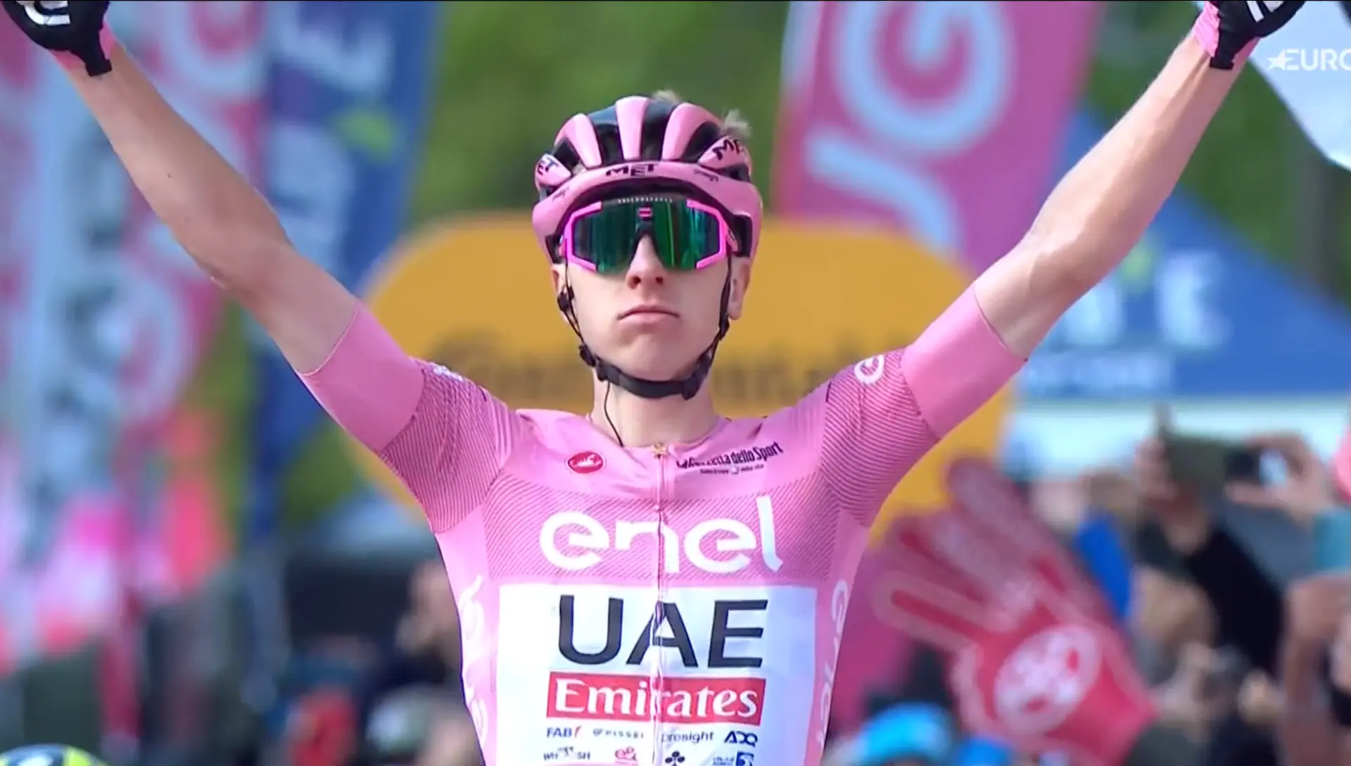 ¡Es un caníbal! Tadej Pogacar se lleva al sprint la primera etapa de alta montaña del Giro de Italia