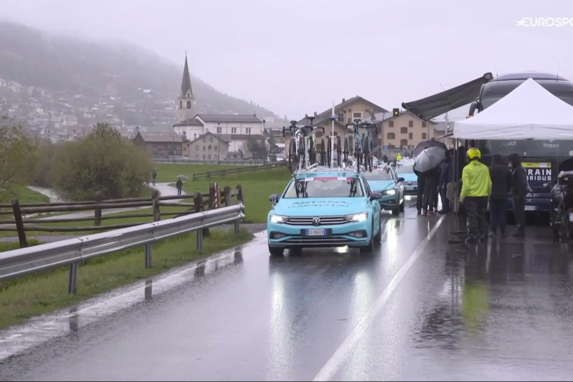 EN DIRECTO | Etapa 16 Giro de Italia 2024 - Salida sobre las 14:00 horas. Traslado en coche de los ciclistas y etapa recortada a 121 km