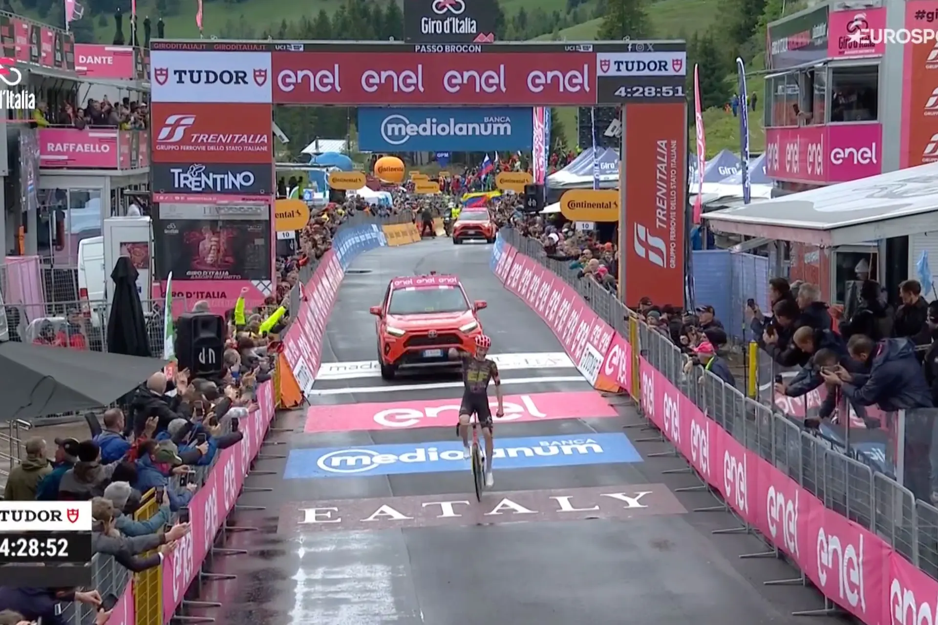 Así hemos vivido EN DIRECTO la Etapa 17 del Giro de Italia 2024: ¡Georg Steinhauser se lleva una victoria de lo más surrealista!