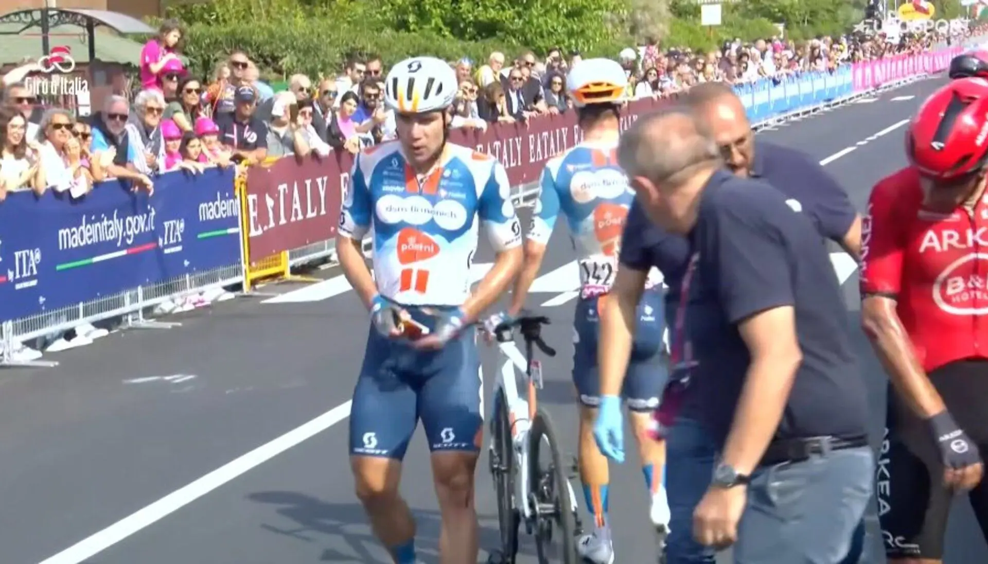 Parte médico del Giro de Italia 2024 | Actualización Etapa 11: Cian Uijtdebroeks abandona por enfermedad y Fabio Jakobsen sufre una dura caída en el esprint final