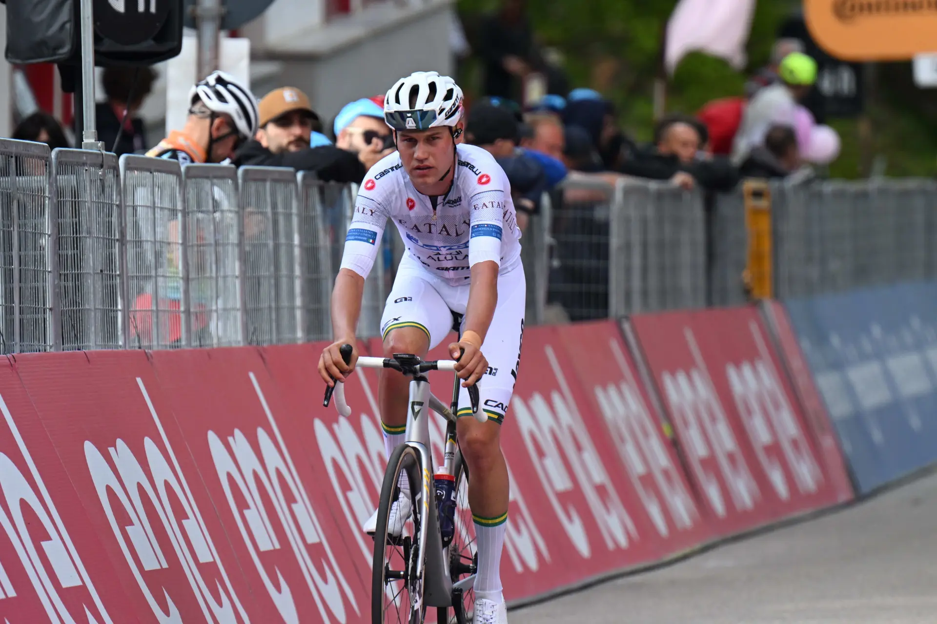 "He pasado el día más duro encima de una bici" - Luke Plapp y lo jodido que es el Giro de Italia