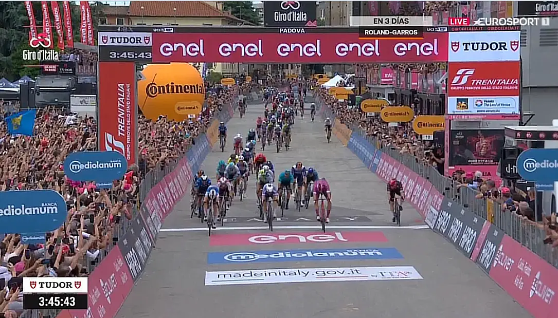 Así vivimos en directo la etapa 18 del Giro de Italia 2024: Fernando Gaviria fue 6º en un esprint donde Tim Merlier batió a Jonathan Milan