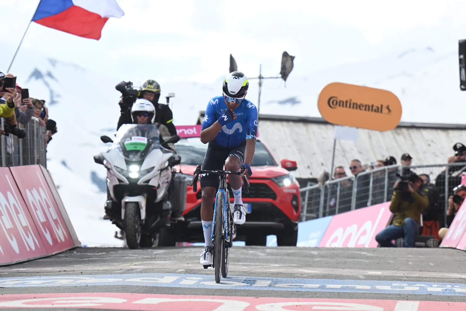 Nairo Quintana, premiado por el Giro de Italia con el trofeo al corredor más combativo por su exhibición en la etapa reina