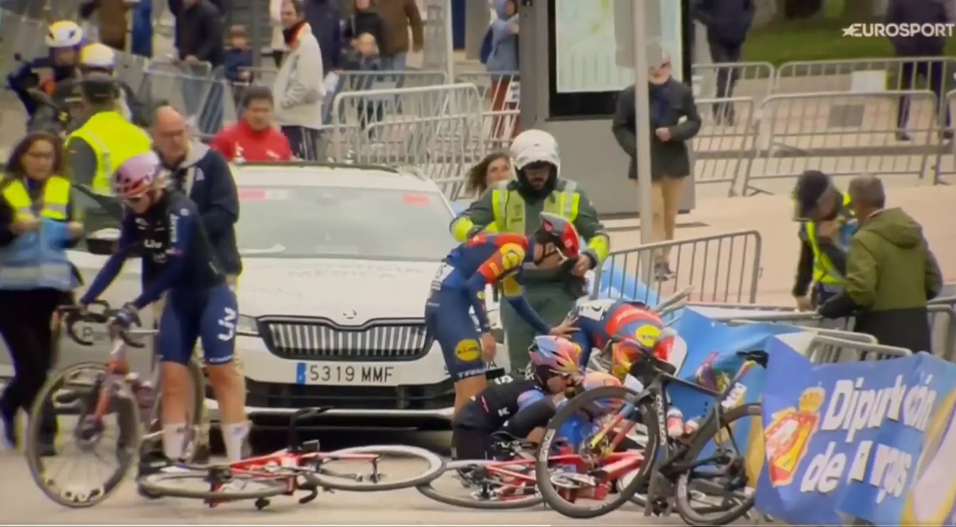 Lucinda Brand critica a la UCI tras perder más de 3 minutos por atender a Elisa Balsamo tras su brutal caída: "Seguí mi instinto humano":