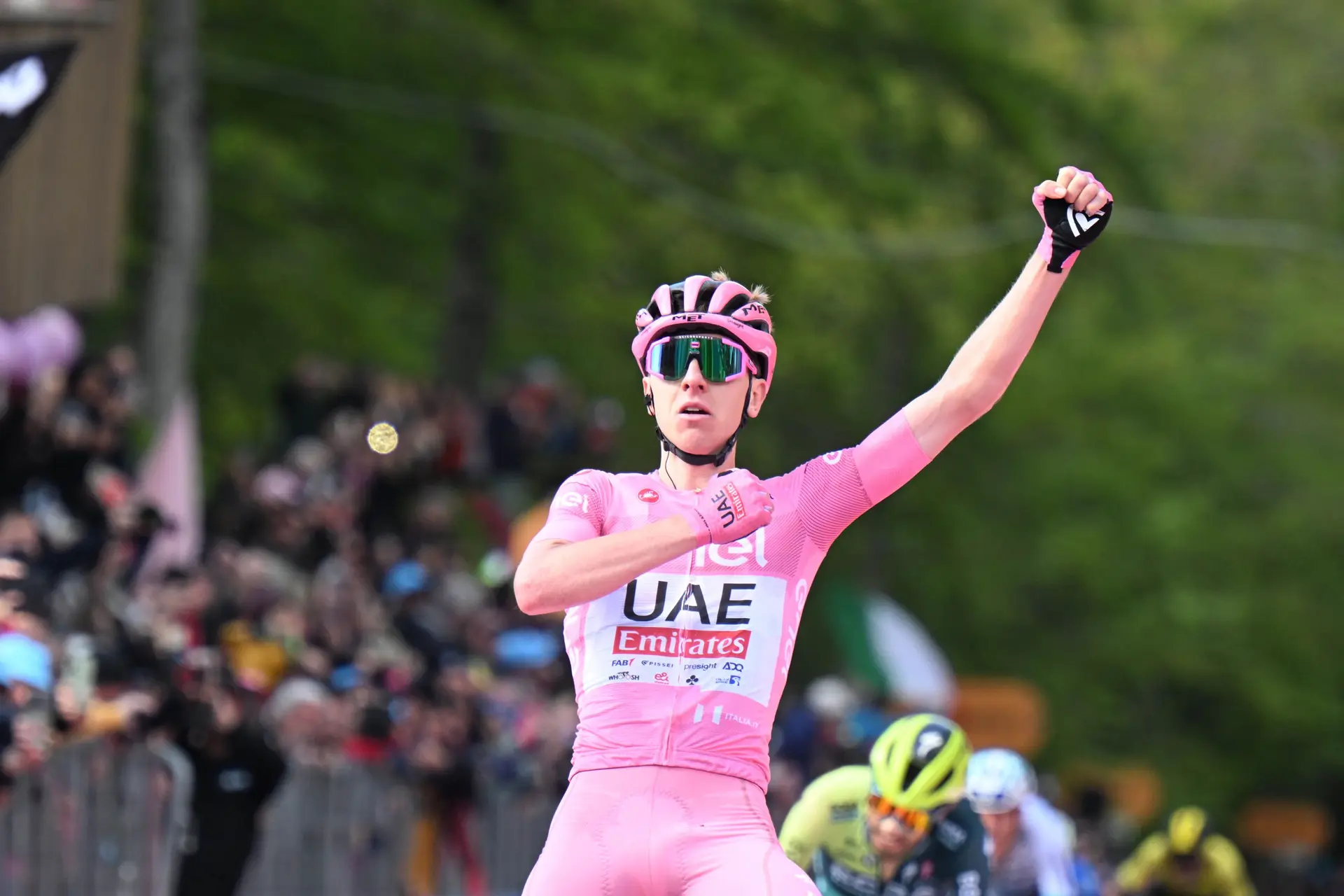 ¡Es un caníbal! Tadej Pogacar se lleva al sprint la primera etapa de alta montaña del Giro de Italia