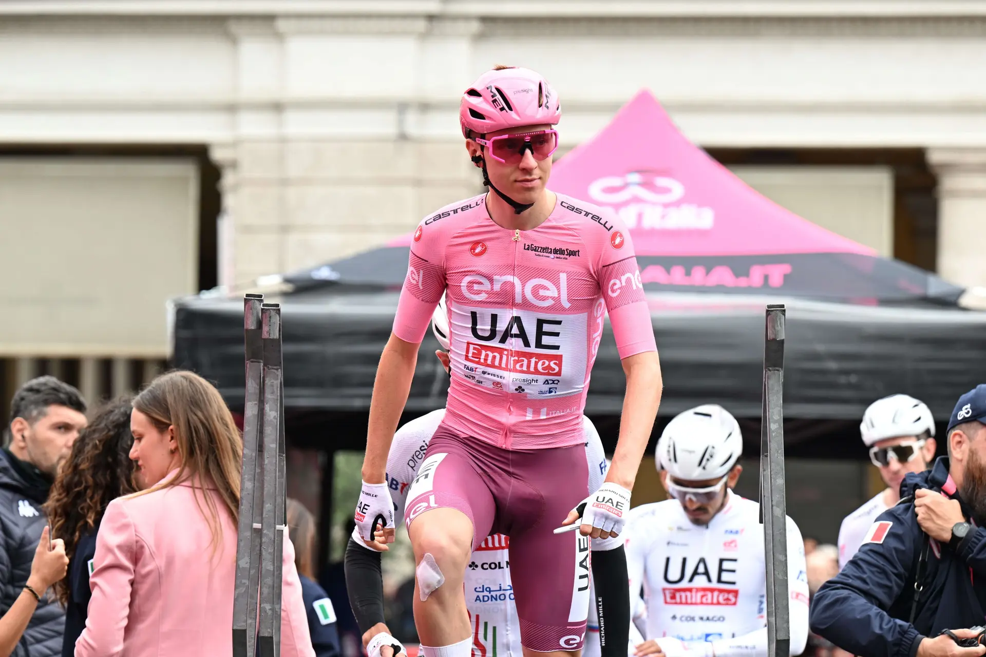 La UCI declara ilegal el culotte morado de Tadej Pogacar de la etapa 3 ante la insólita decisión del Giro de Italia