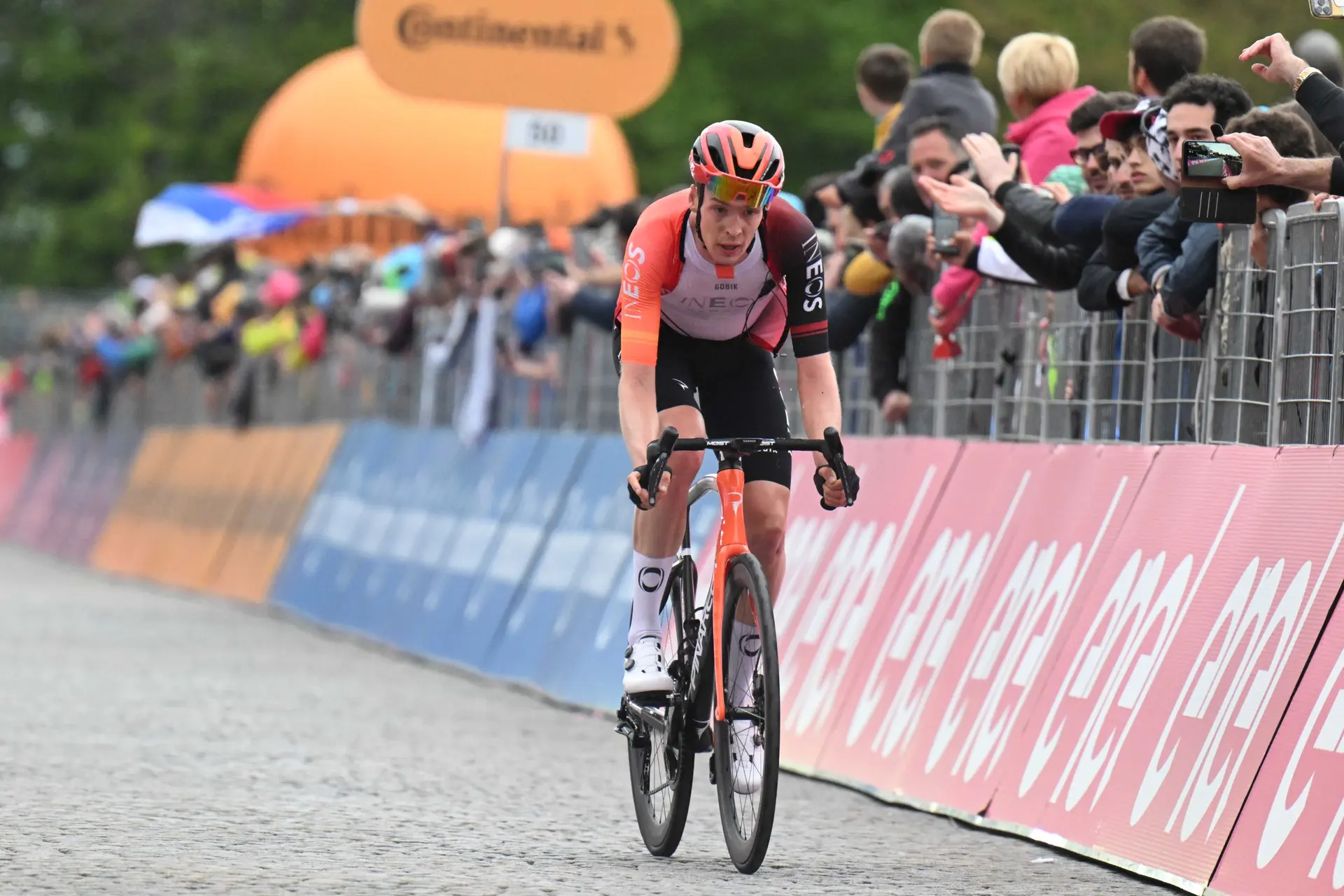 Thymen Arensman, sobre su duro inicio de Giro de Italia: "Las cosas no van bien en la cabeza y es difícil llevar el cuerpo al límite"