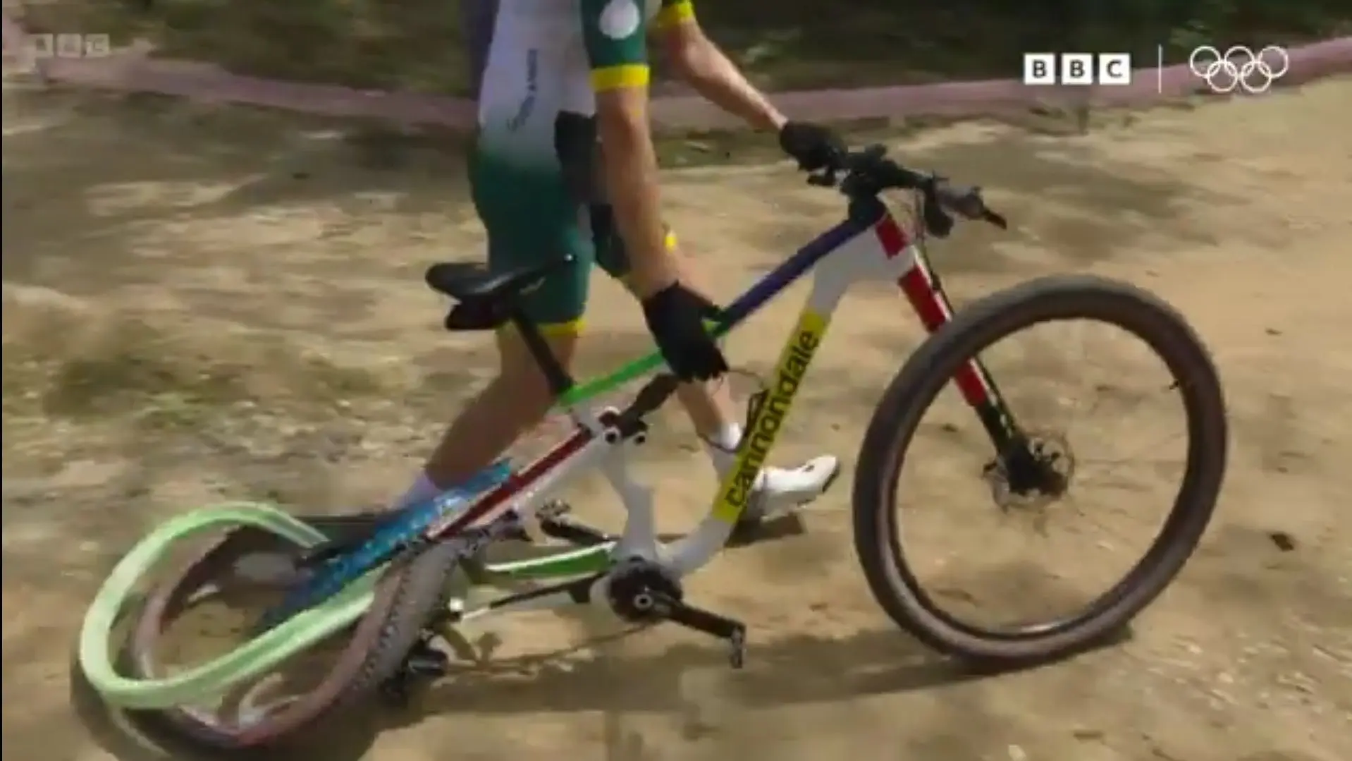 VÍDEO: ¡Shock en la prueba femenina de Mountain Bike! Candice Lill se queda sin medalla tras reventar su rueda trasera por completo