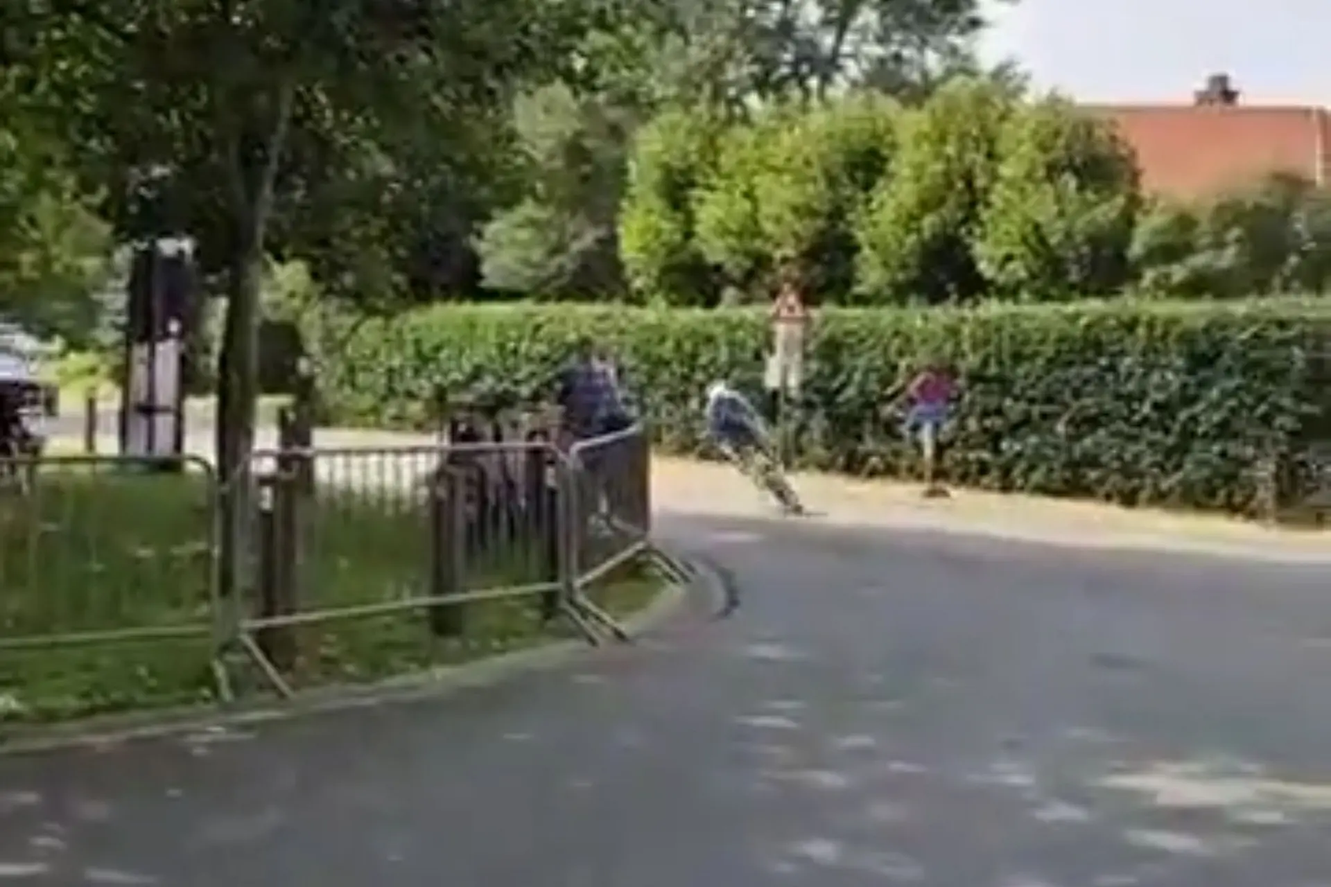 VÍDEO: ¡Mathieu van der Poel casi se va al suelo y se queda sin Mundial!