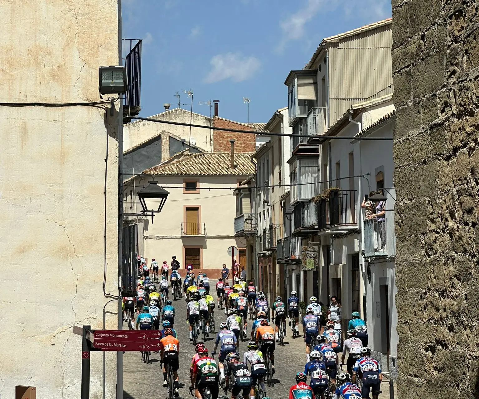 EN DIRECTO | Etapa 8 Vuelta a España 2024: ¡Los ciclistas salen de Úbeda en una jornada rompepiernas que puede reventar la general!