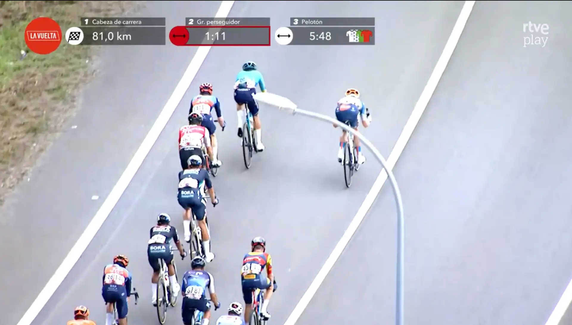 EN DIRECTO | Etapa 11 Vuelta a España 2024: Se confirma que Pelayo Sánchez no está bien y es engullido por el pelotón