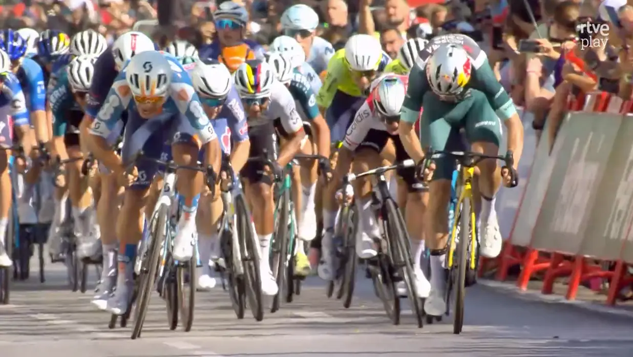 Insoportable fumada de otra etapa de la Vuelta a España camino de Sevilla: ganó Pavel Bittner