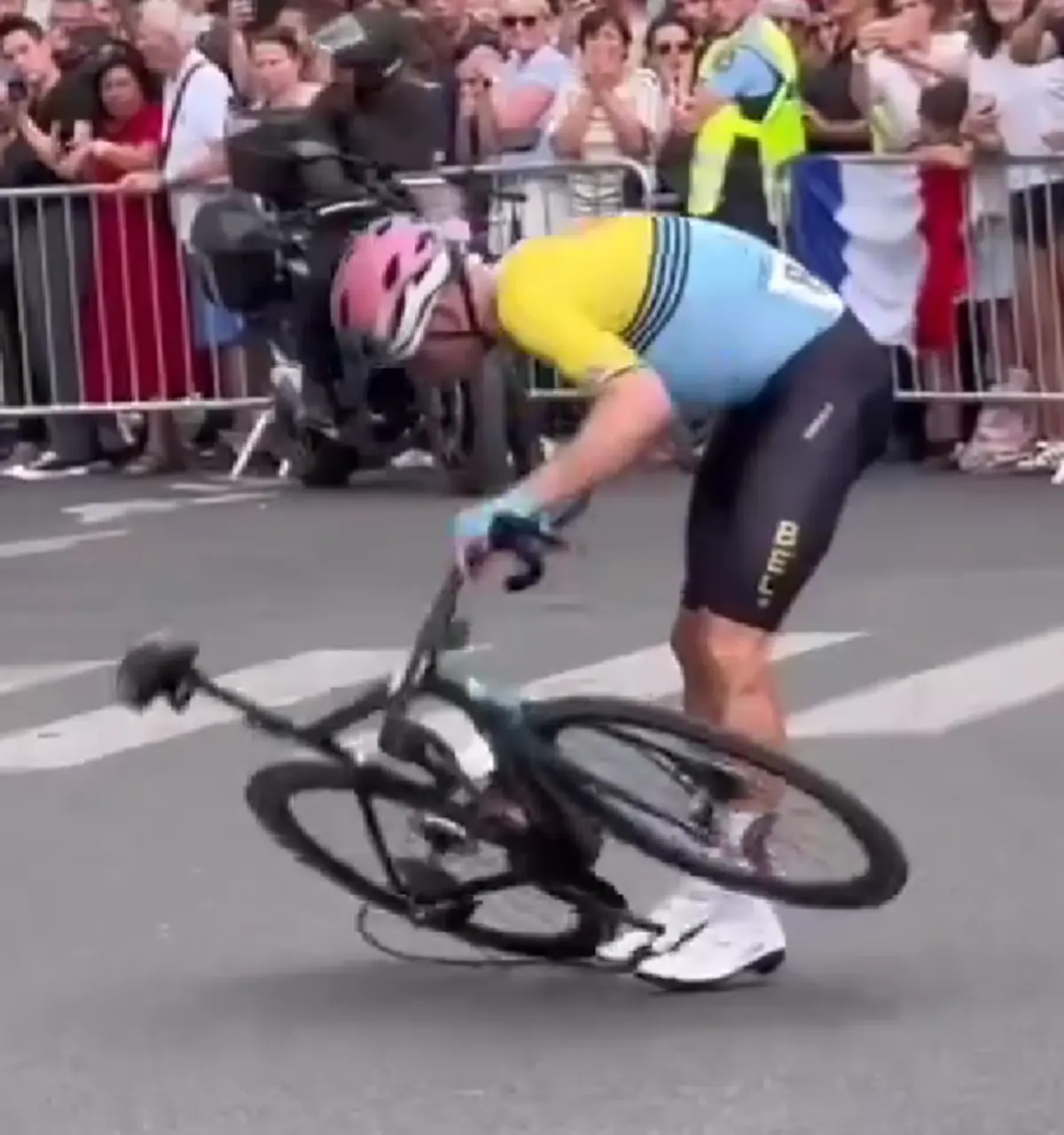 VÍDEO: La fatídica caída de Wout van Aert que le impidió luchar por las medallas en los Juegos Olímpicos