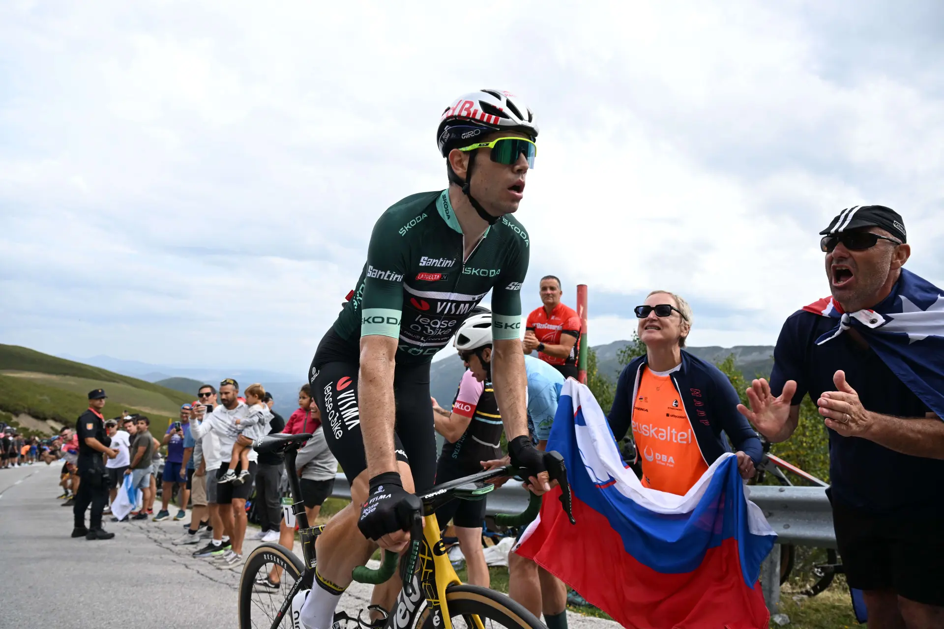 El compañero de entrenamiento de Wout van Aert reacciona a su aparición en televisión: "Ni su propia madre se creía que llevara el traje"