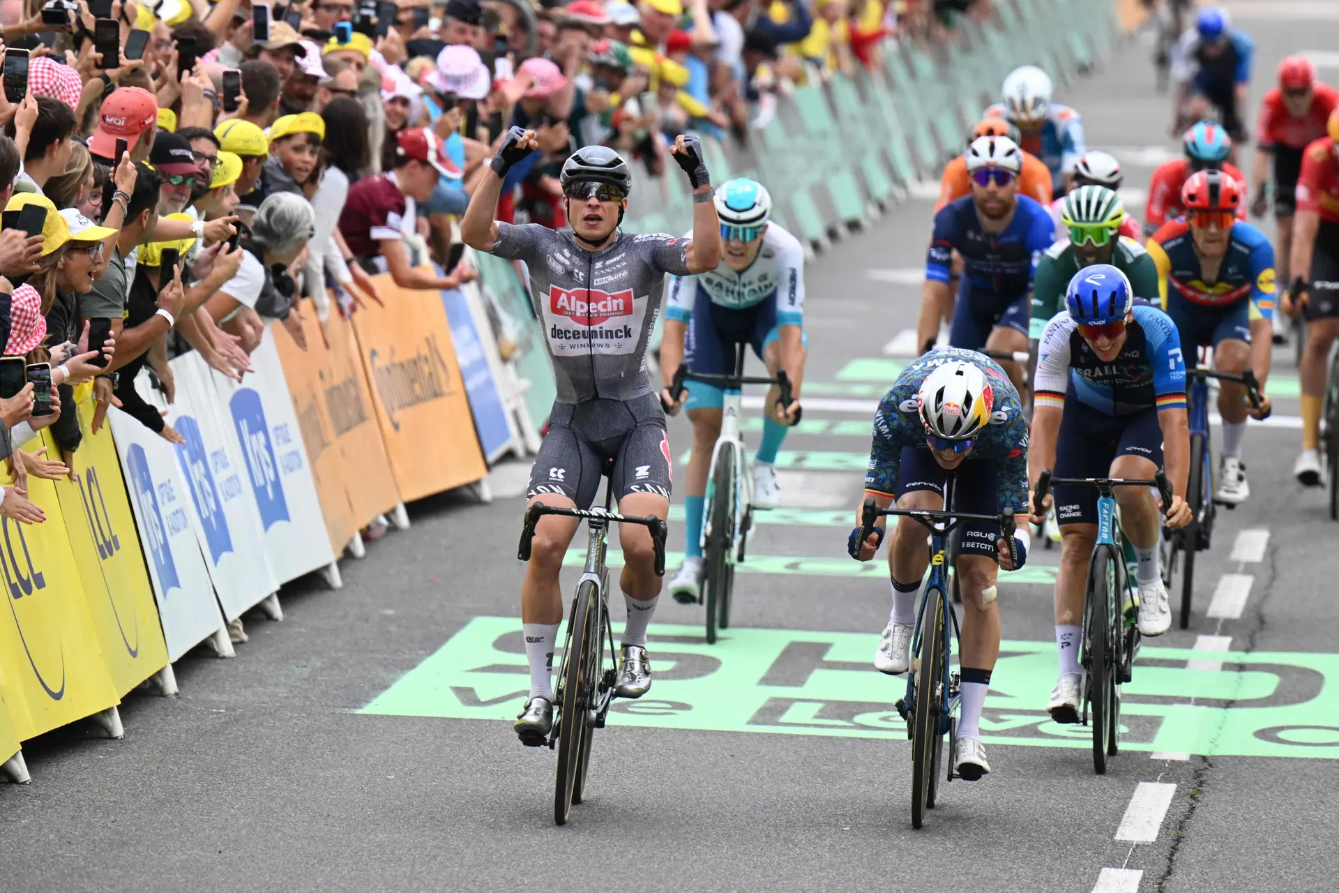 Jasper Philipsen destroza a los mejores velocistas del mundo para ganar la Kuurne-Bruselas-Kuurne 2025