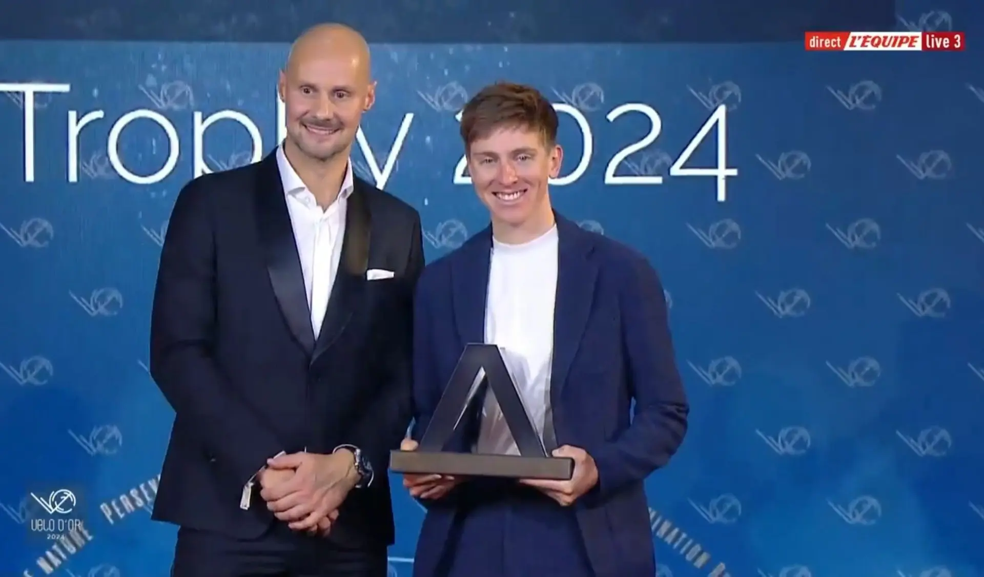 ¡No hubo sorpresa! Tadej Pogacar arrasa en los premios y se hace con el Velo d'Or y el Trofeo Eddy Merckx 2024