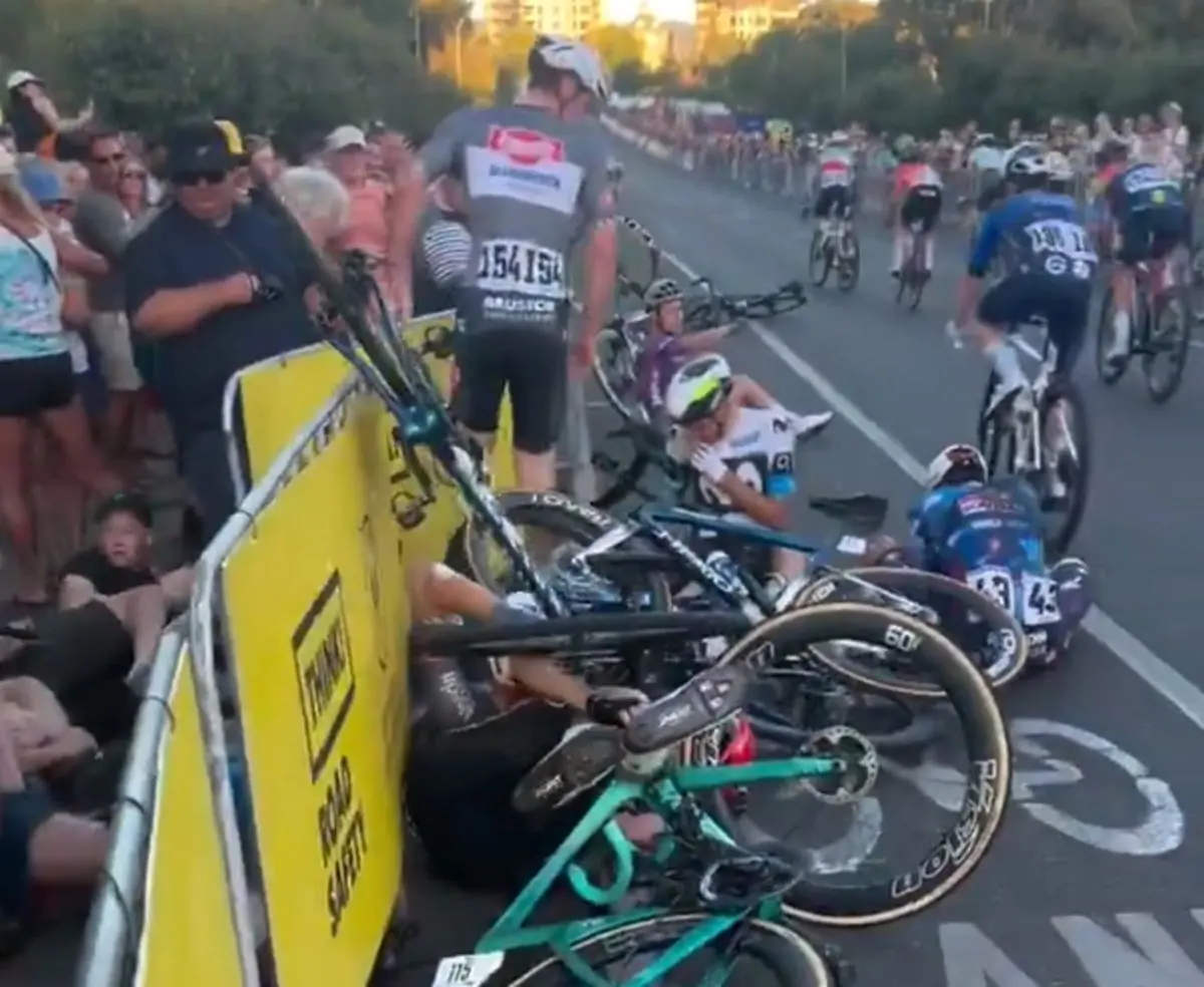 Hospitalizado grave un espectador tras el accidente a gran velocidad en el final de la Down Under Classic