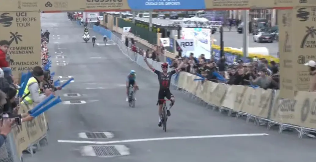 Marc Hirschi gana la Clàssica Comunitat Valenciana tras una preciosa batalla desde Turrón Duro
