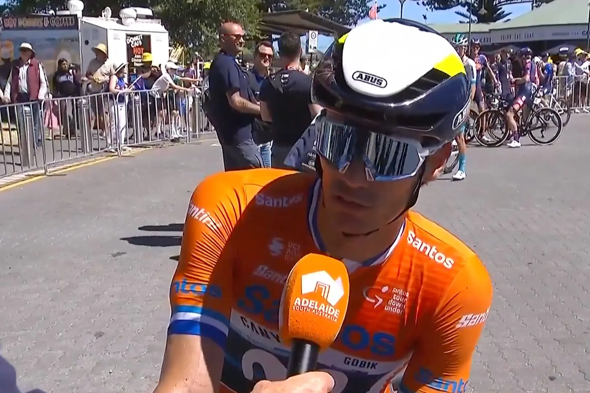 Javier Romo, tras defender el ocre en el Tour Down Under: "No es normal ver a Movistar liderando una carrera para mantener un jersey"