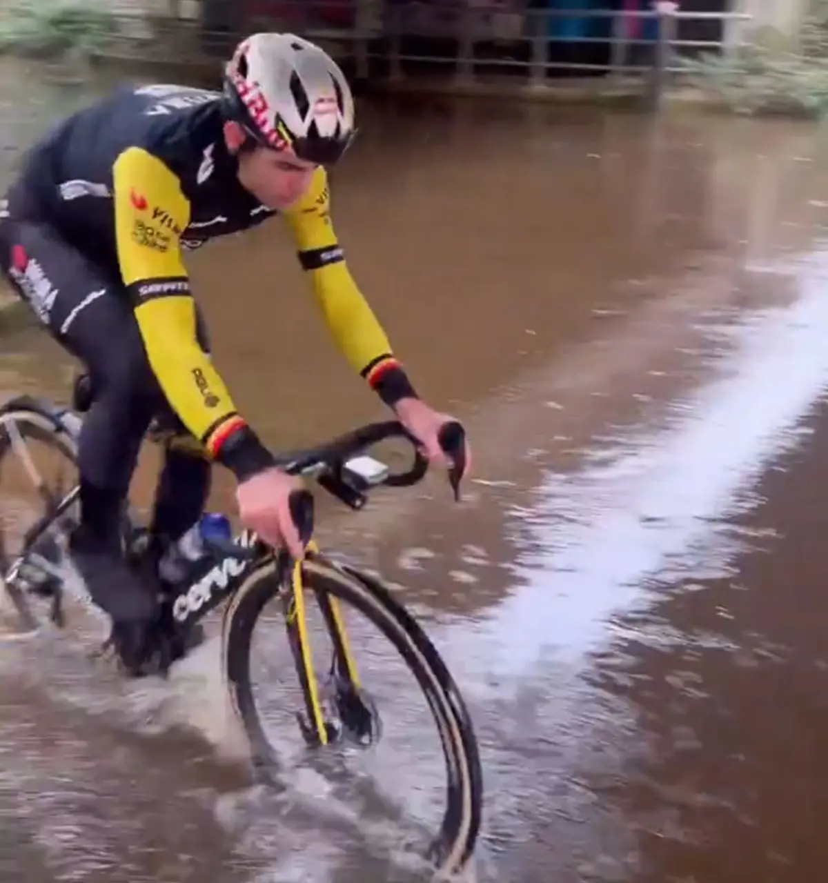 VÍDEO | La bestialidad de entrenamiento de Wout van Aert que te dejará completamente loco
