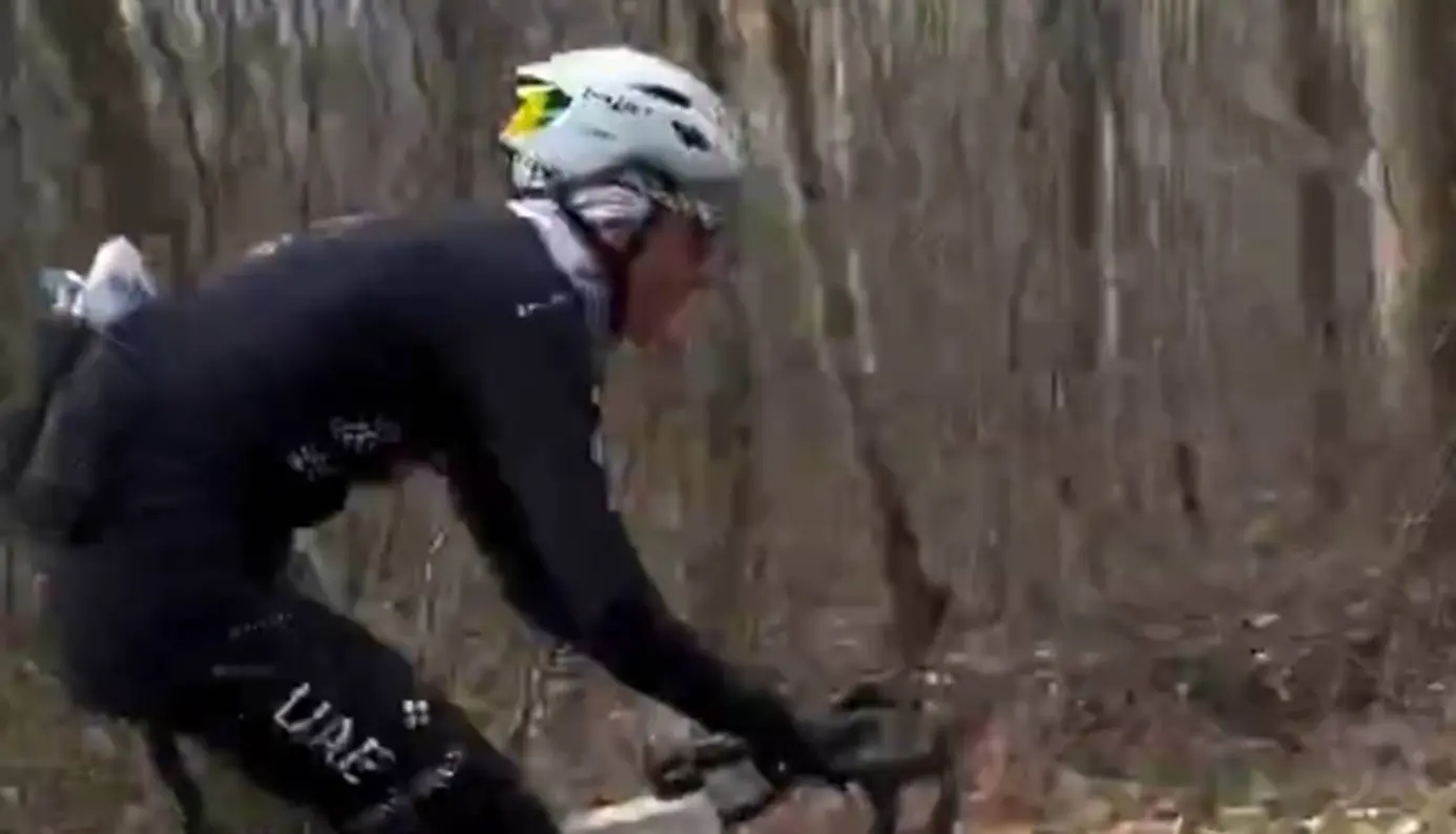 VÍDEO | Tadej Pogacar, explorando el recorrido de la París-Roubaix en pleno Trouée d'Arenberg