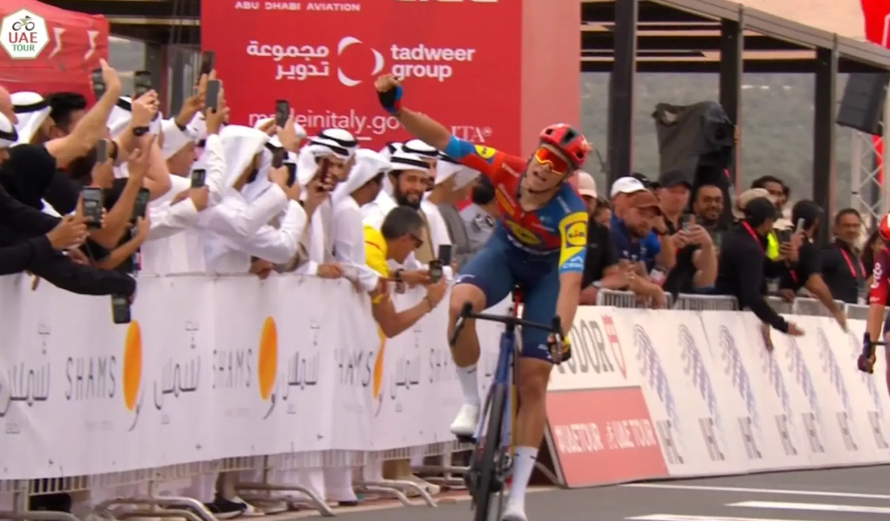 ¡Un bestial Jonathan Milan destroza a Tadej Pogacar en la primera etapa del UAE Tour 2025!