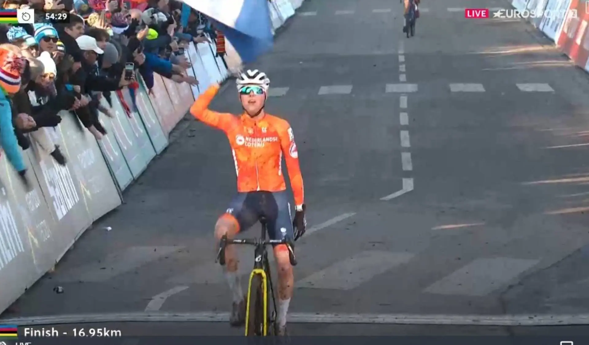 ¡Un hat trick histórico! Fem van Empel, campeona del mundo de ciclocross en Lievin