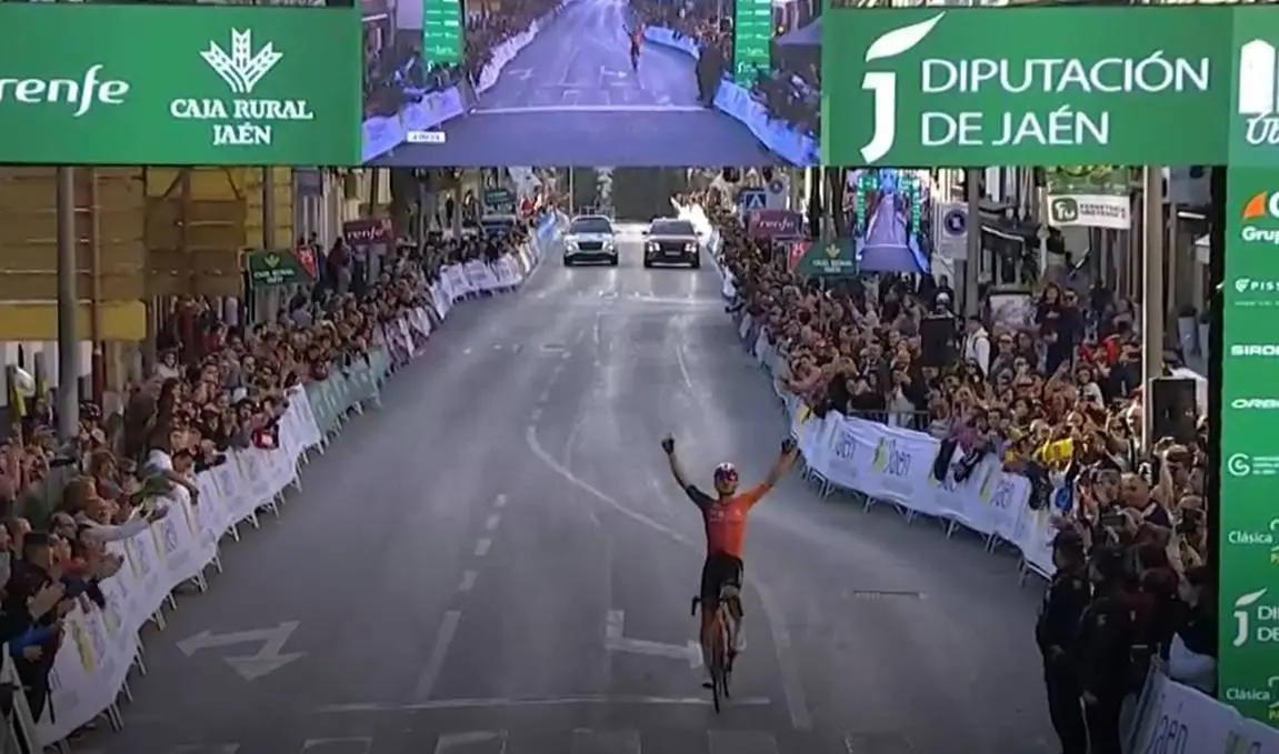 ¡Michal Kwiatkowski brilla en una Clásica Jaén Paraíso Interior espectacular! Ibon Ruiz hizo soñar a Kern Pharma