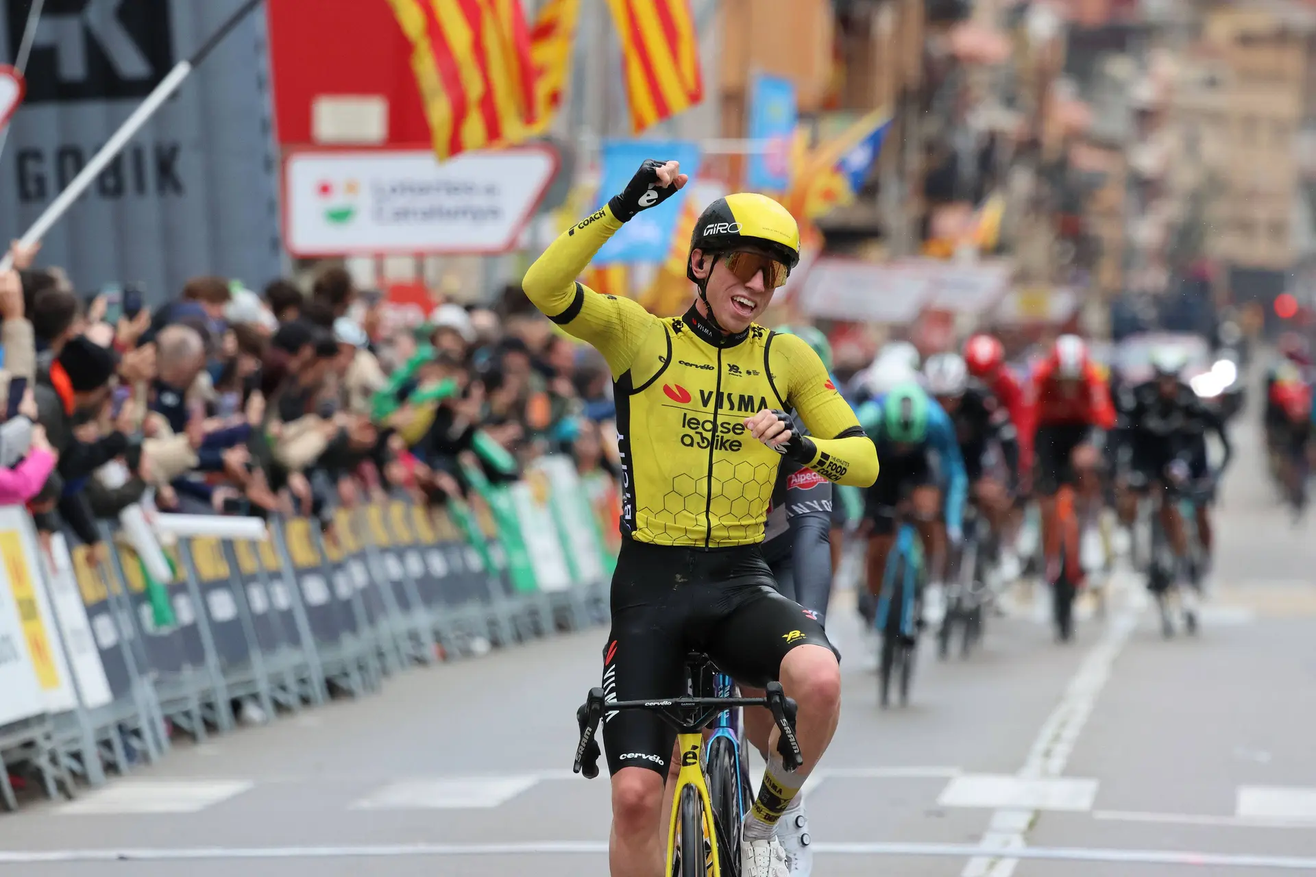 ¡Locura de abanicos en la Volta a Catalunya! Gana Matthew Brennan y Juan Ayuso recupera el liderato